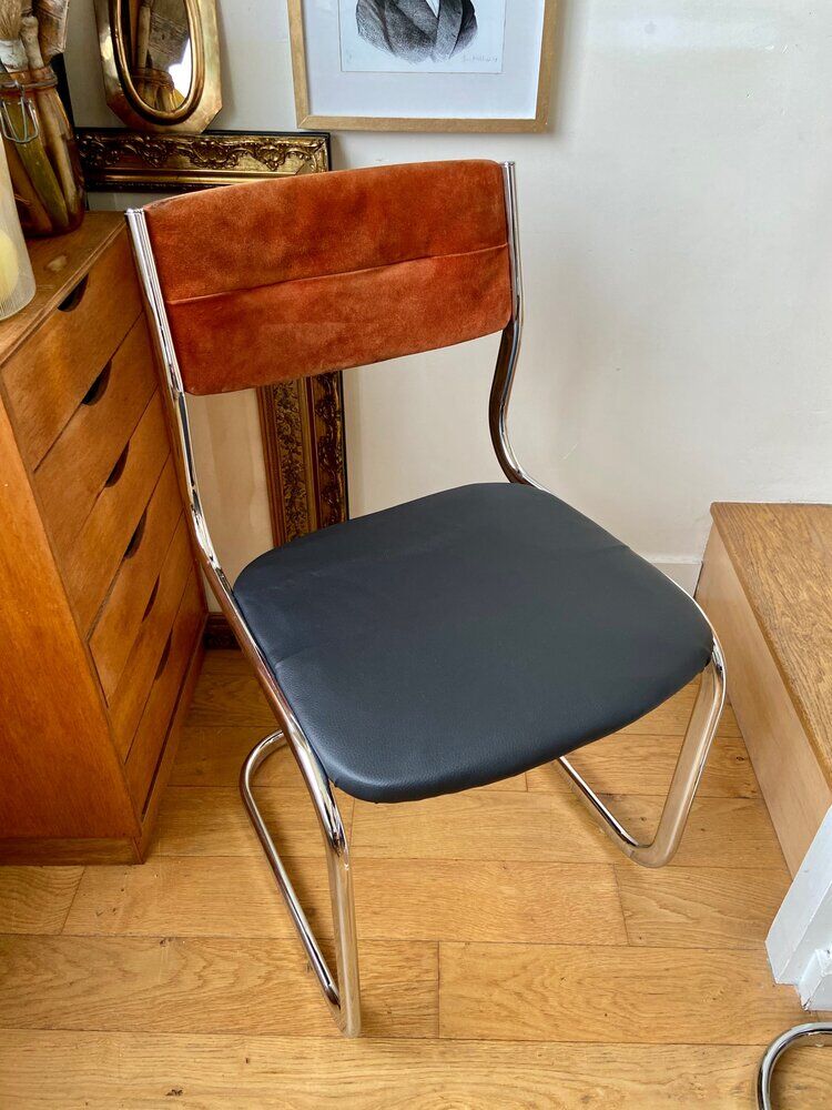 Paire de chaises en nubuck, skaï et aluminium chromé