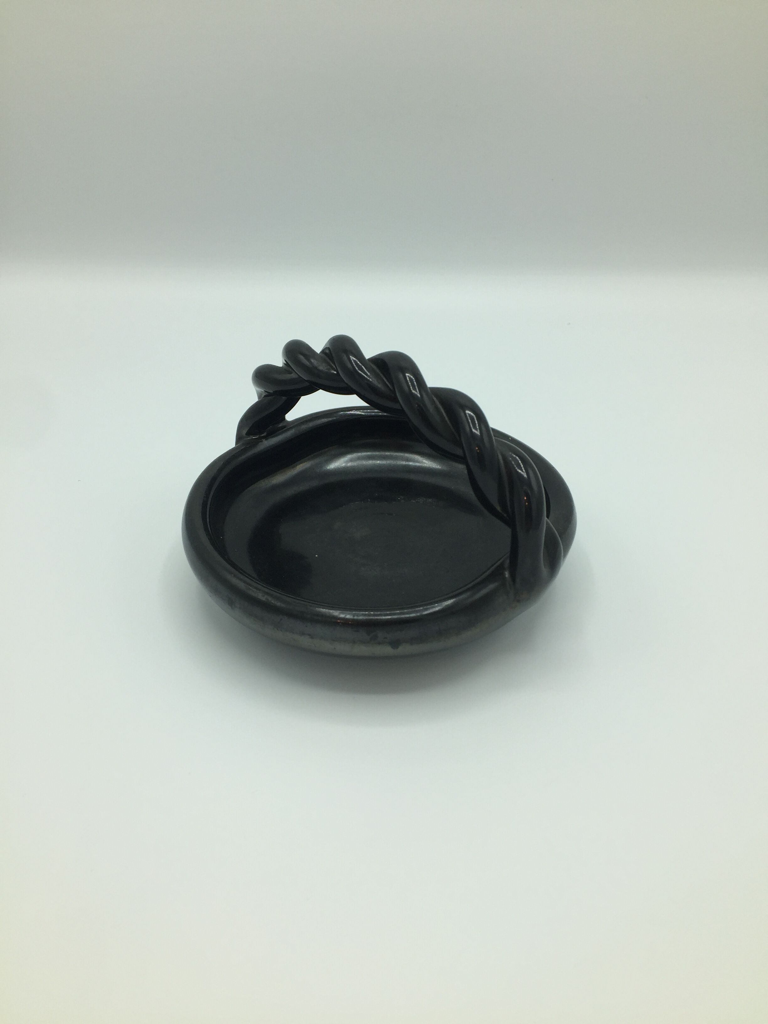 Pretty black ceramic basket braided hanse accost