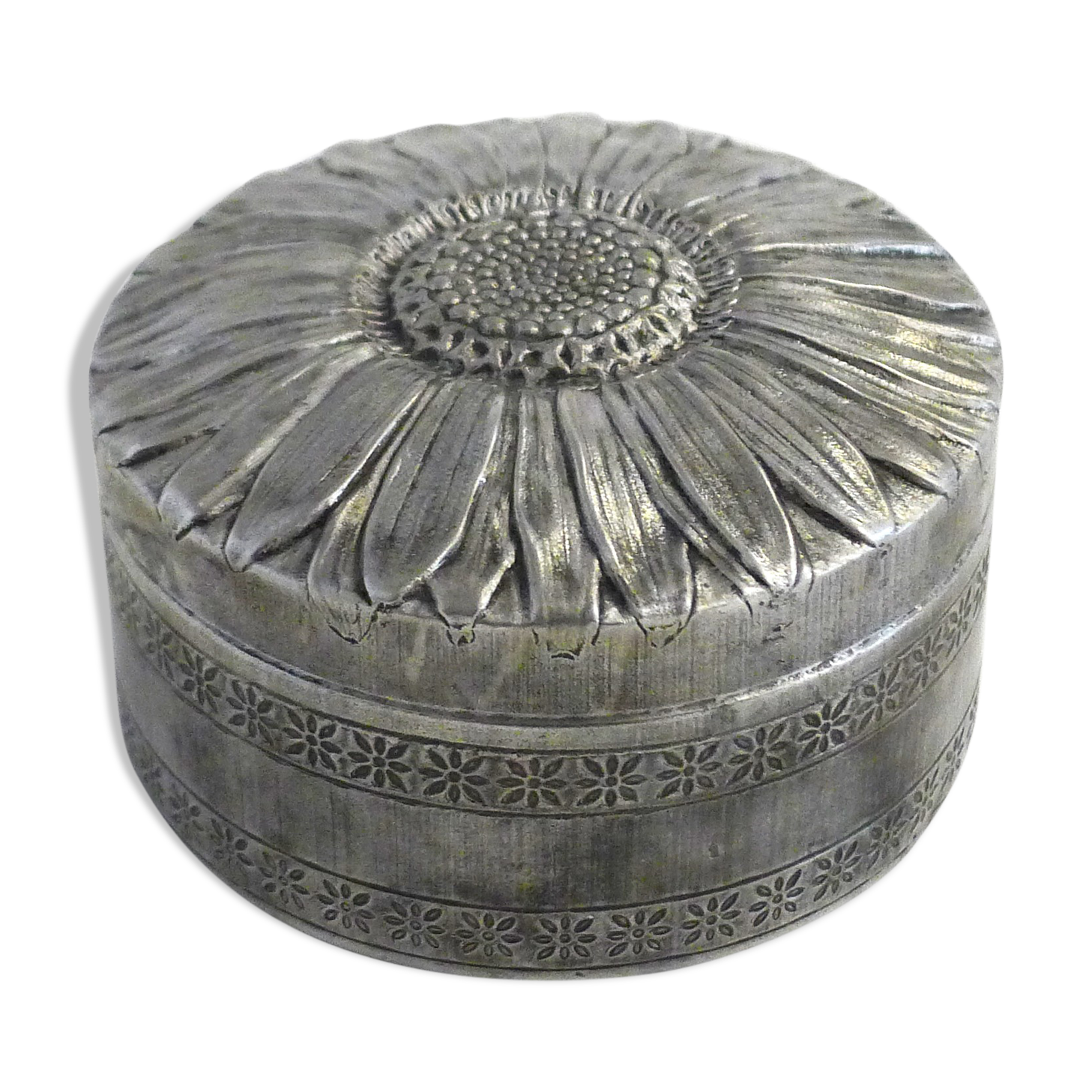 Marguerite round box, made of metal