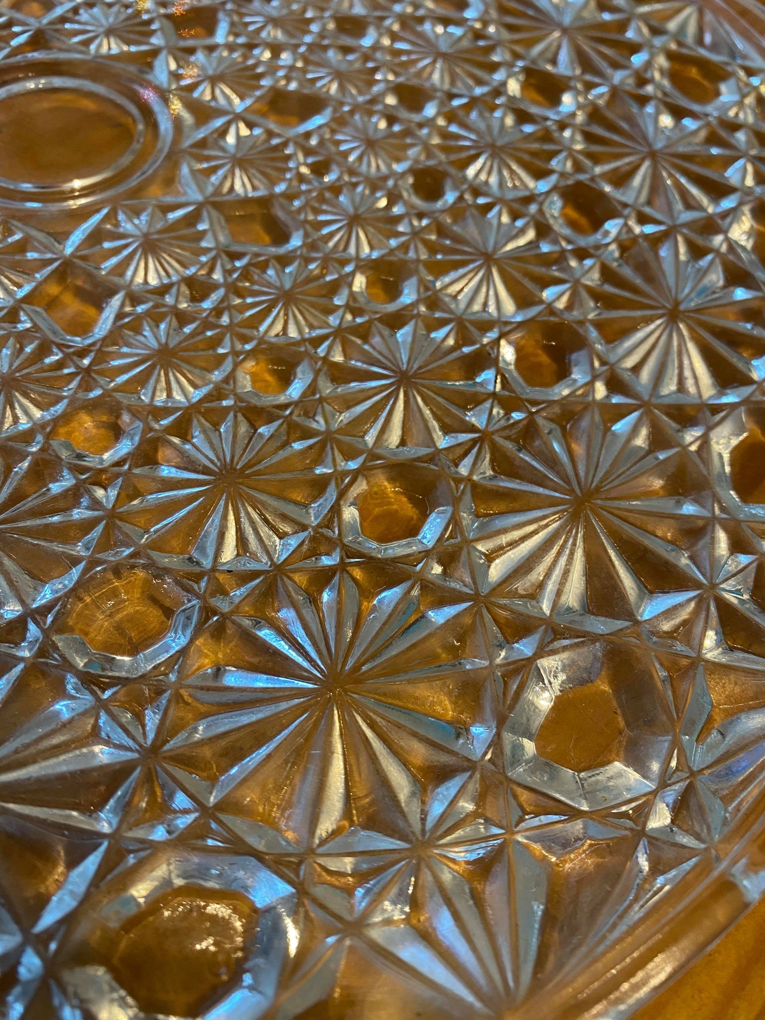 Round dish in chiseled glass