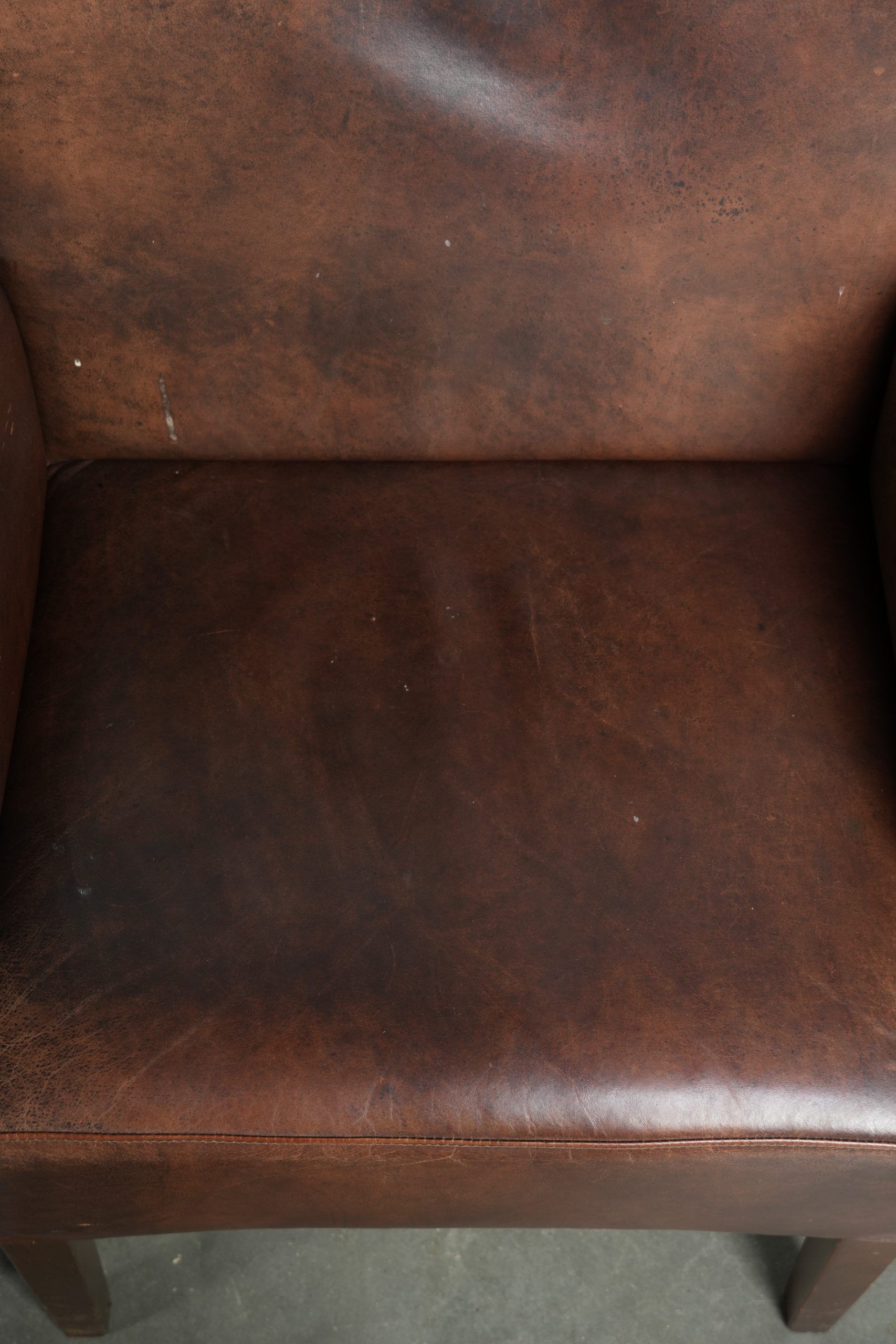 Set of 4 nicely finished dining chairs/side chairs with armrests made of cowhide leather