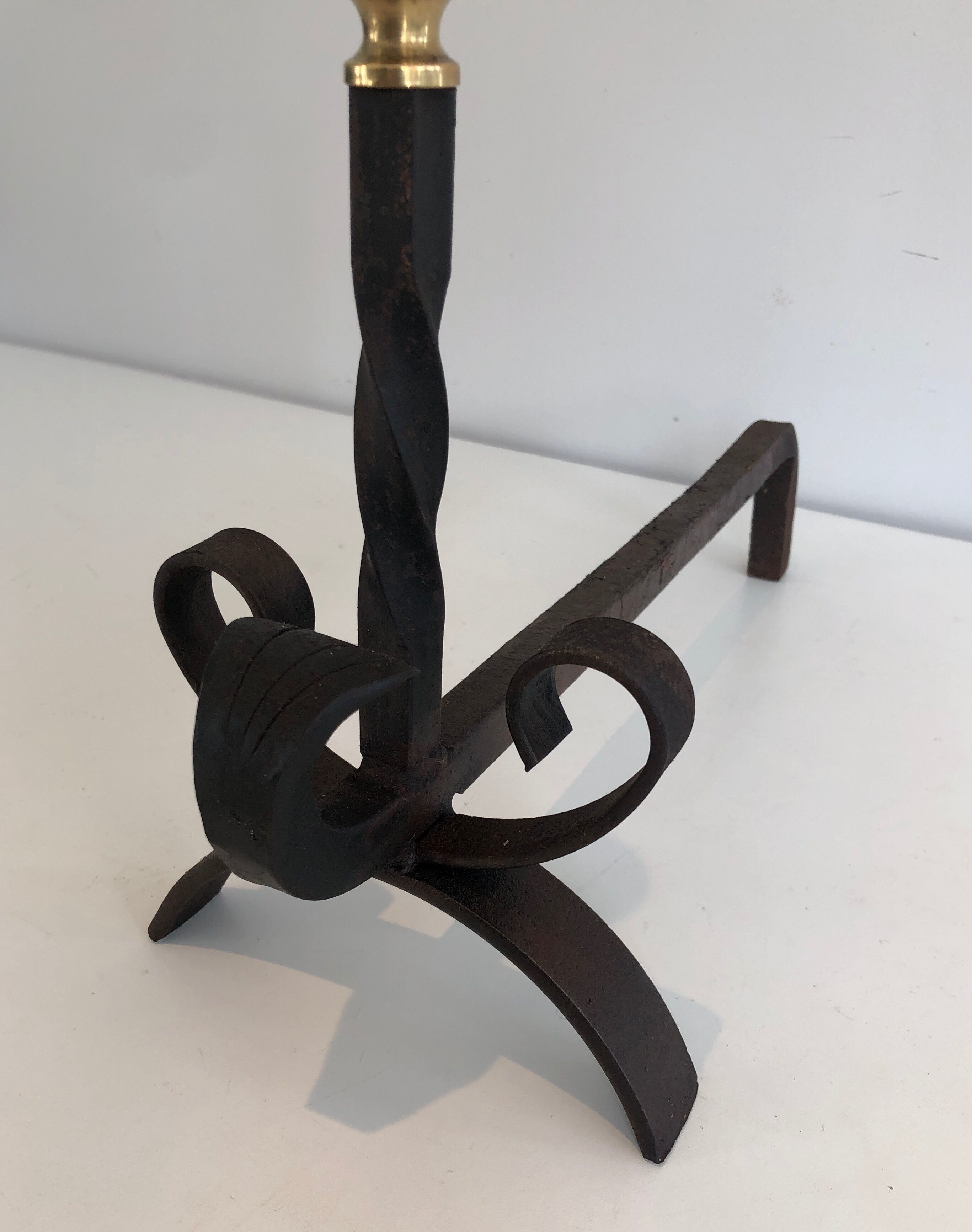 Paire de chenets en fer forgé et laiton. travail français. vers 1950