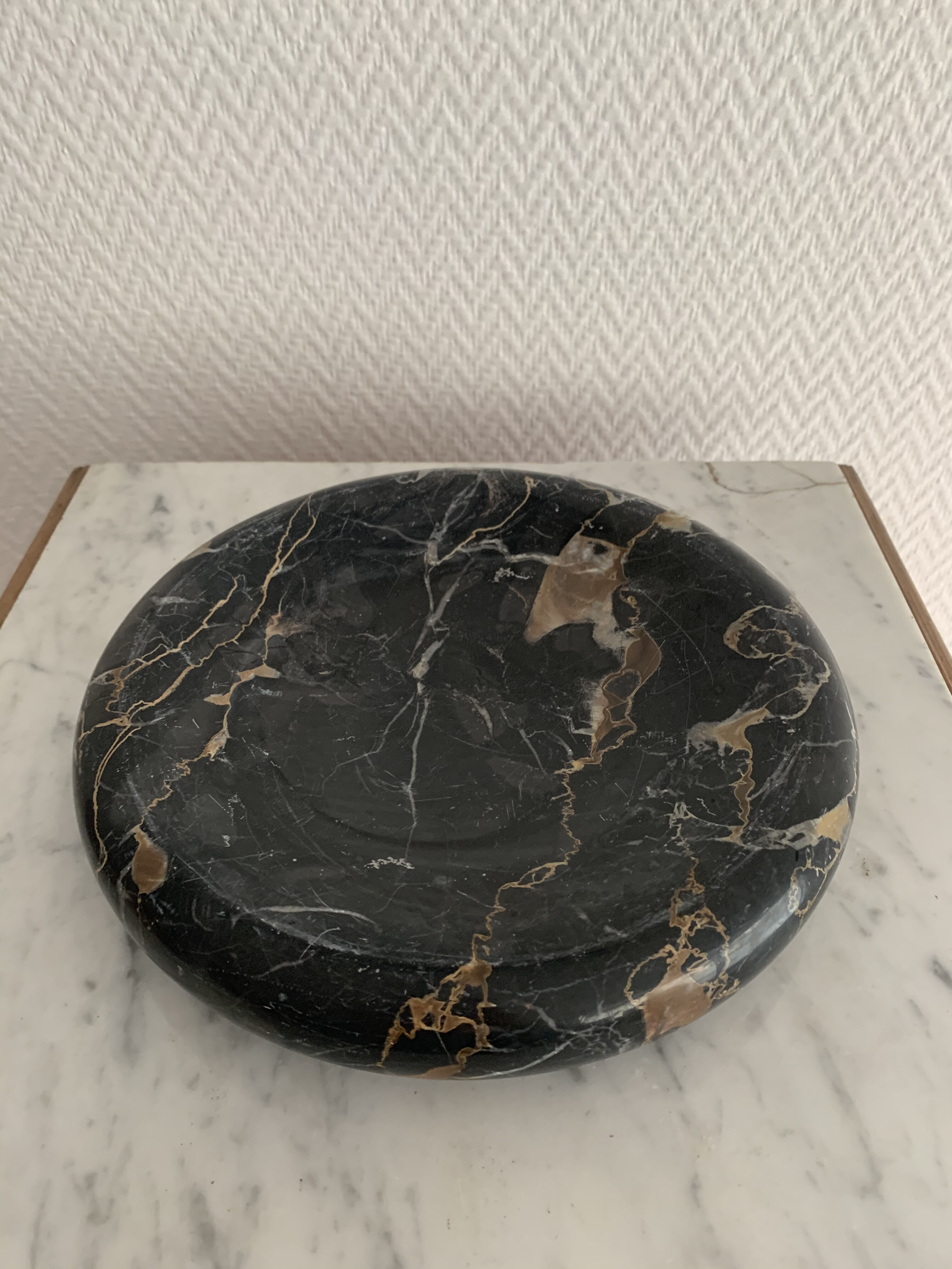 GM vintage black marble round ashtray