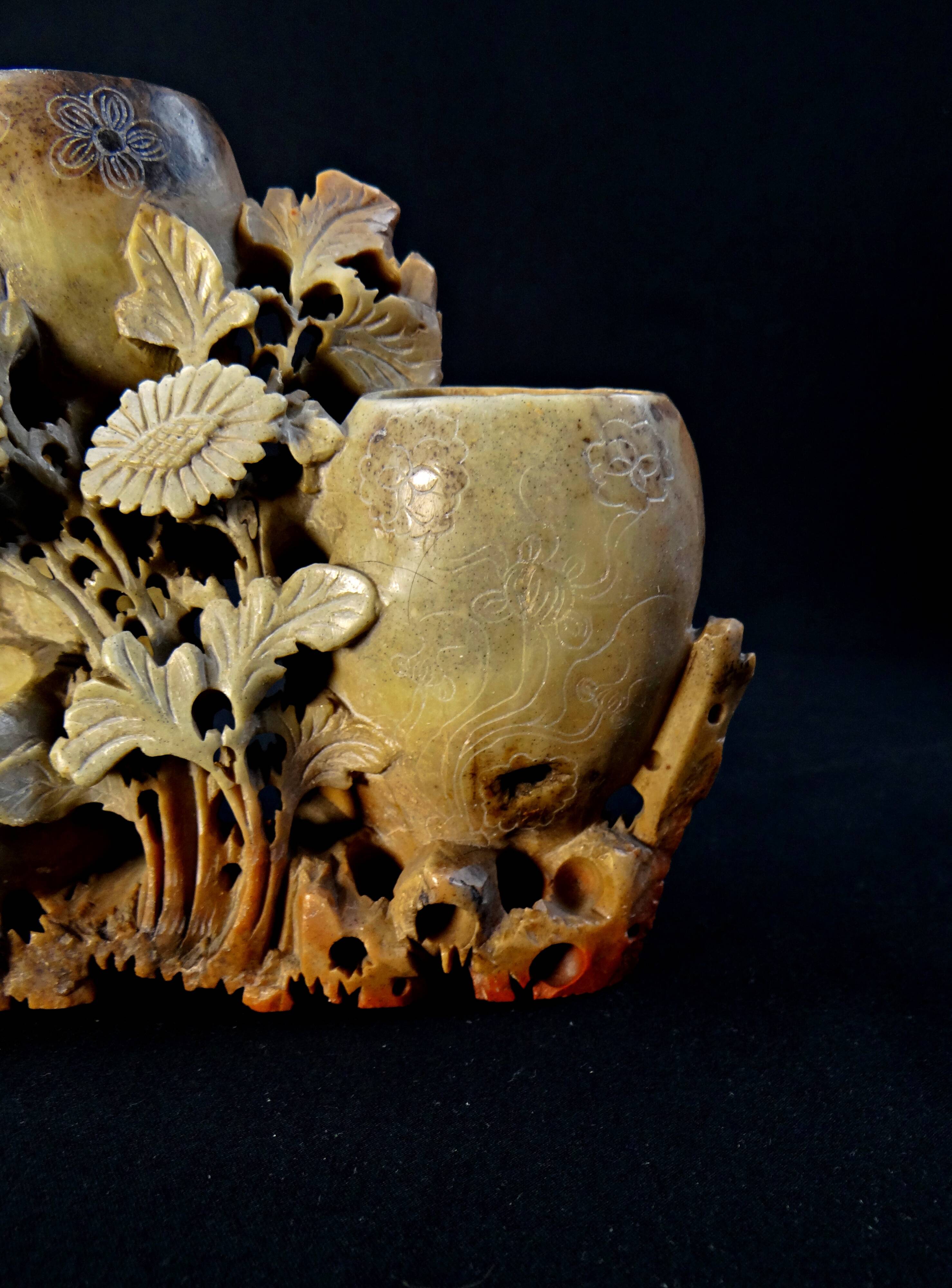 Vase encrier en stéatite ou pierre de savon chinois à décor floral fin XIXè