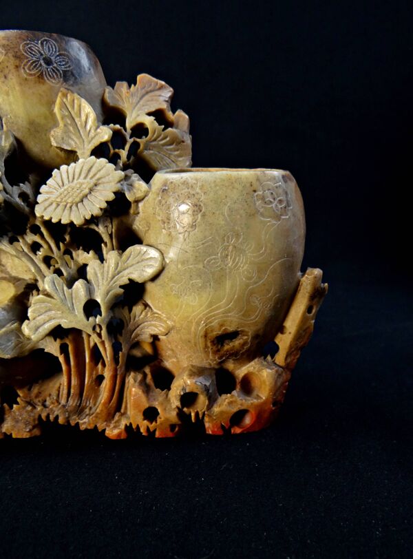 Vase encrier en stéatite ou pierre de savon chinois à décor floral fin XIXè