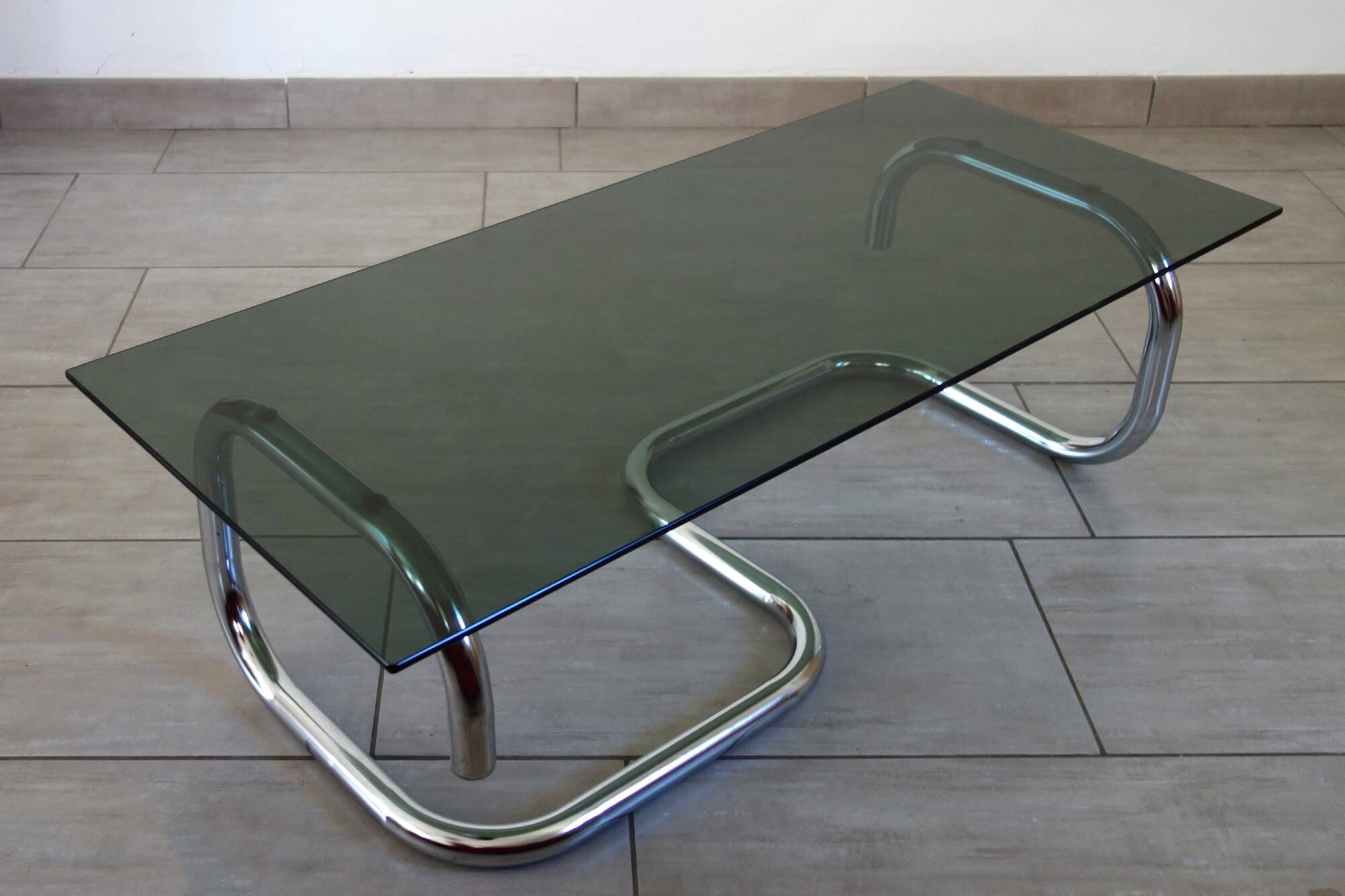 Table basse chrome et verre fumé space age 70's