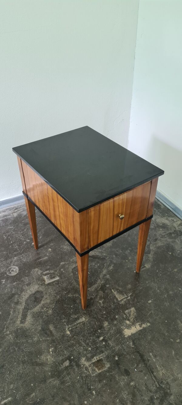 Table d’appoint en marbre antique/vintage surmontée