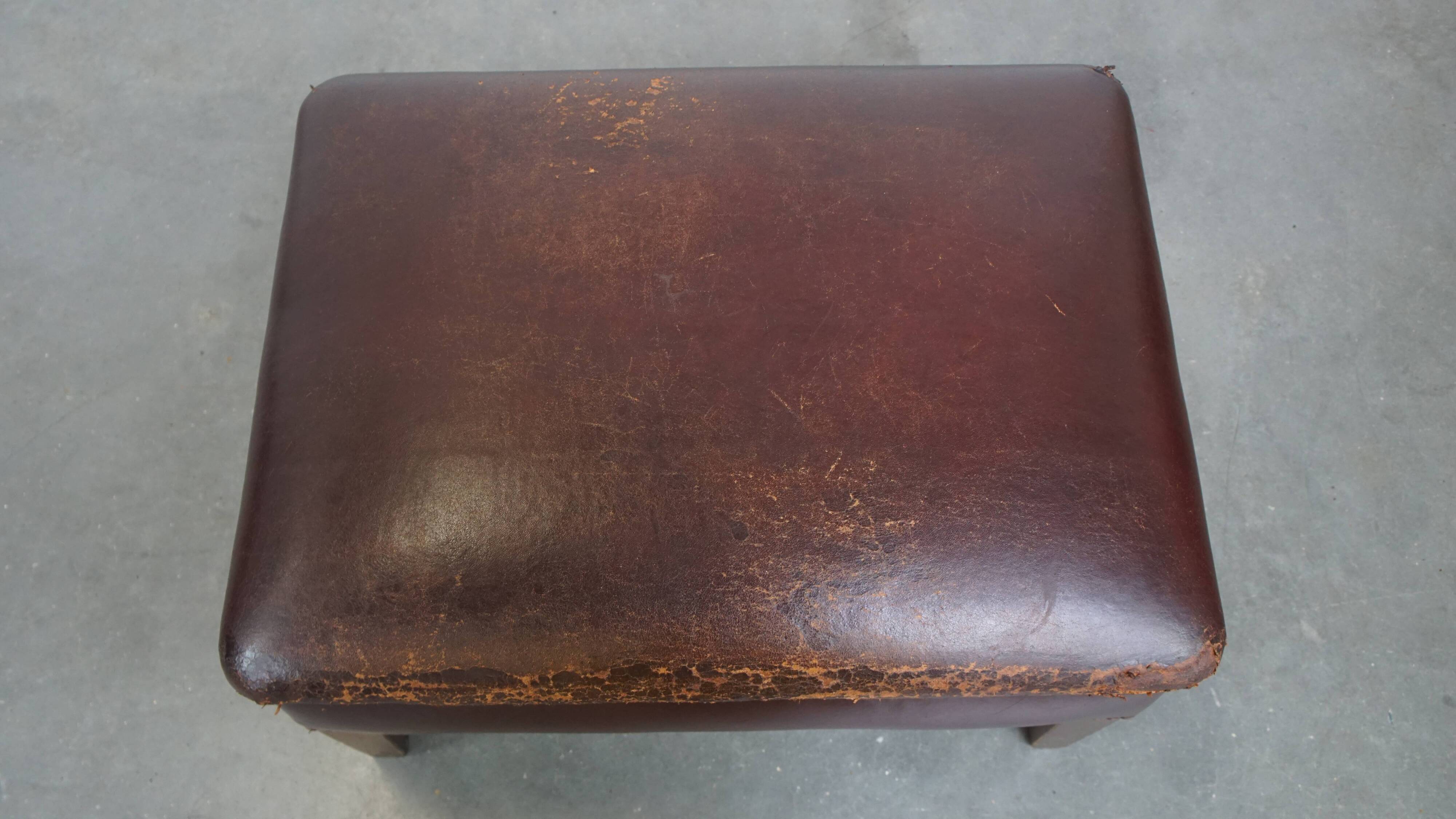 Ottoman vintage en cuir de mouton