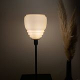 Lampe à poser réalisée avec un globe en verre rose poudré vintage