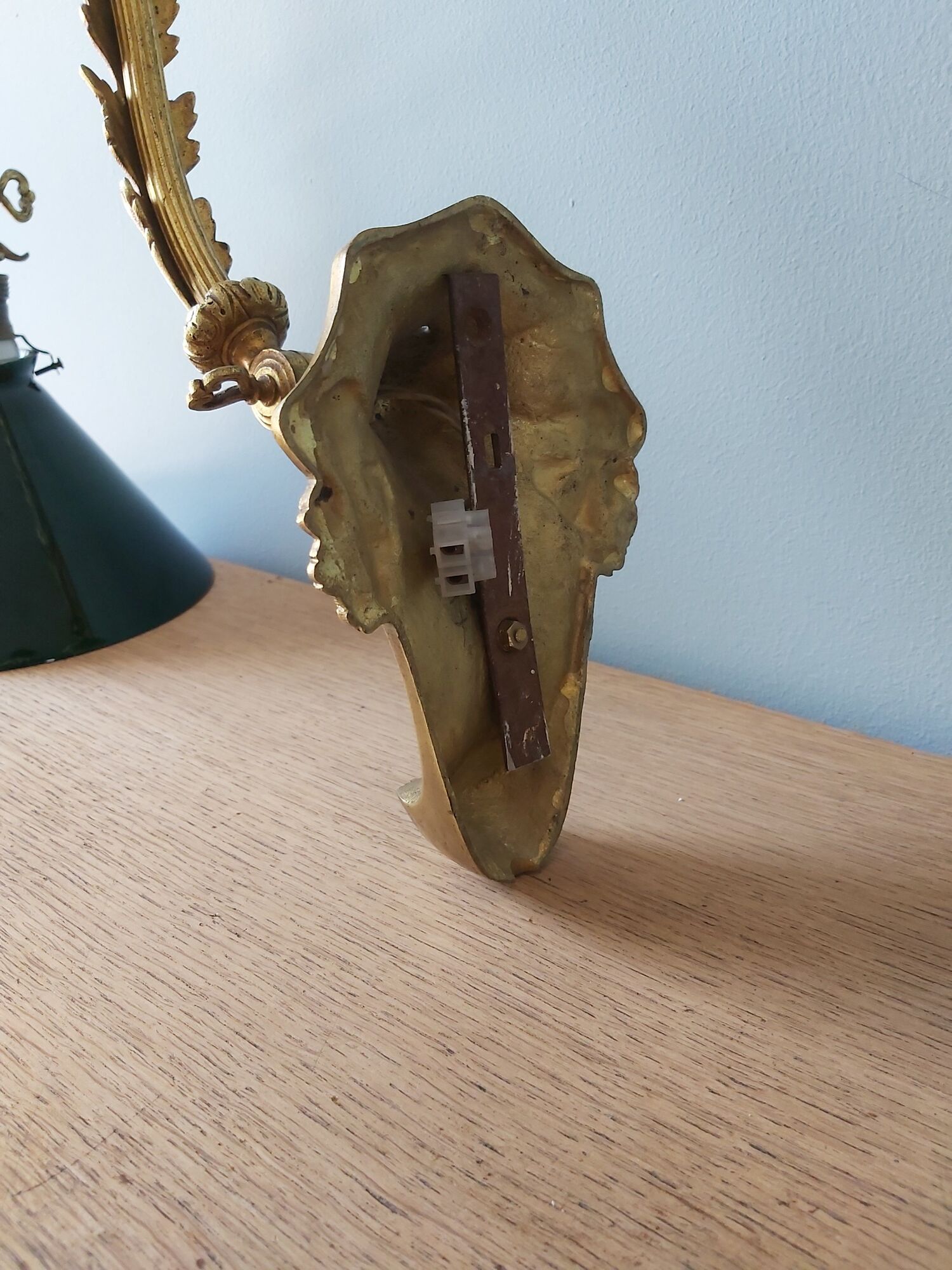 Wall light in bronze art nouveau with green opaline lampshades.