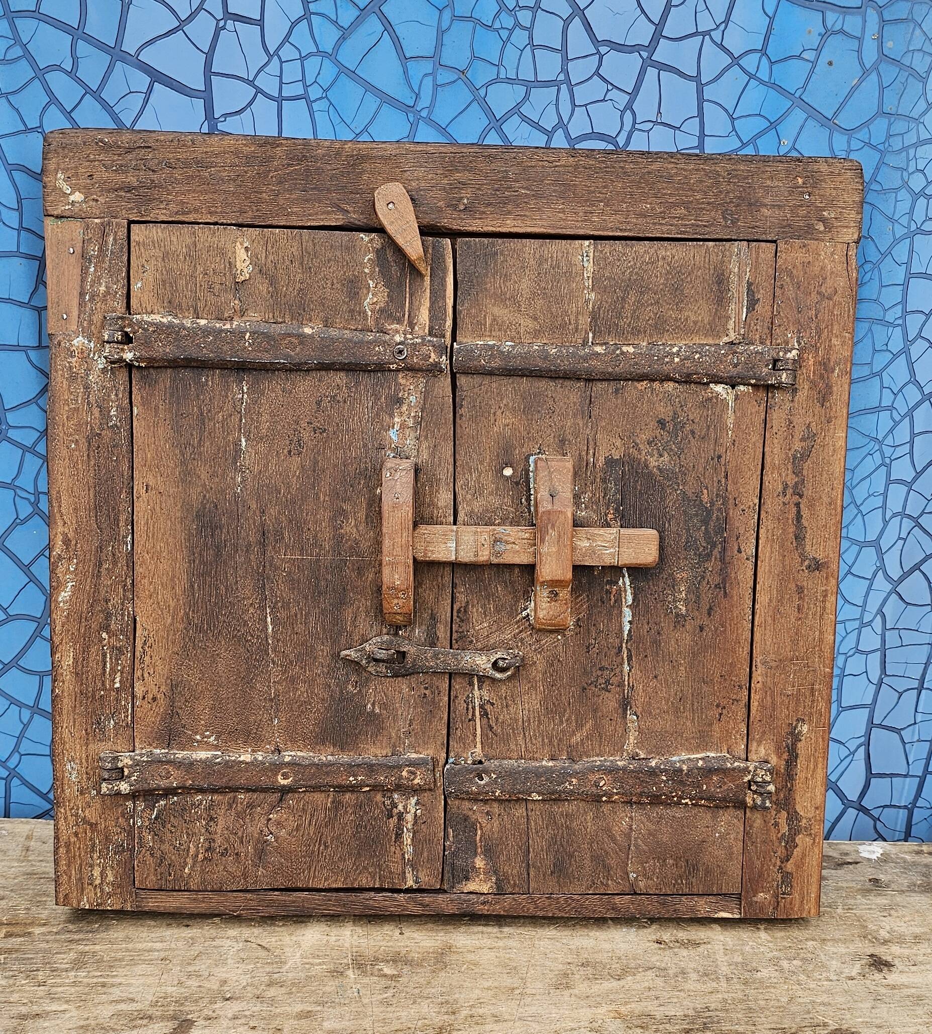 Ancienne fenêtre tribale en bois