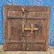 Ancienne fenêtre tribale en bois