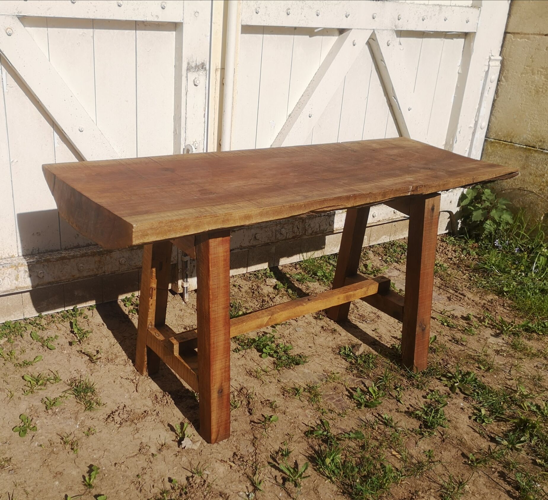 Firm-style coffee table