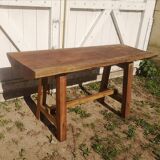 Firm-style coffee table