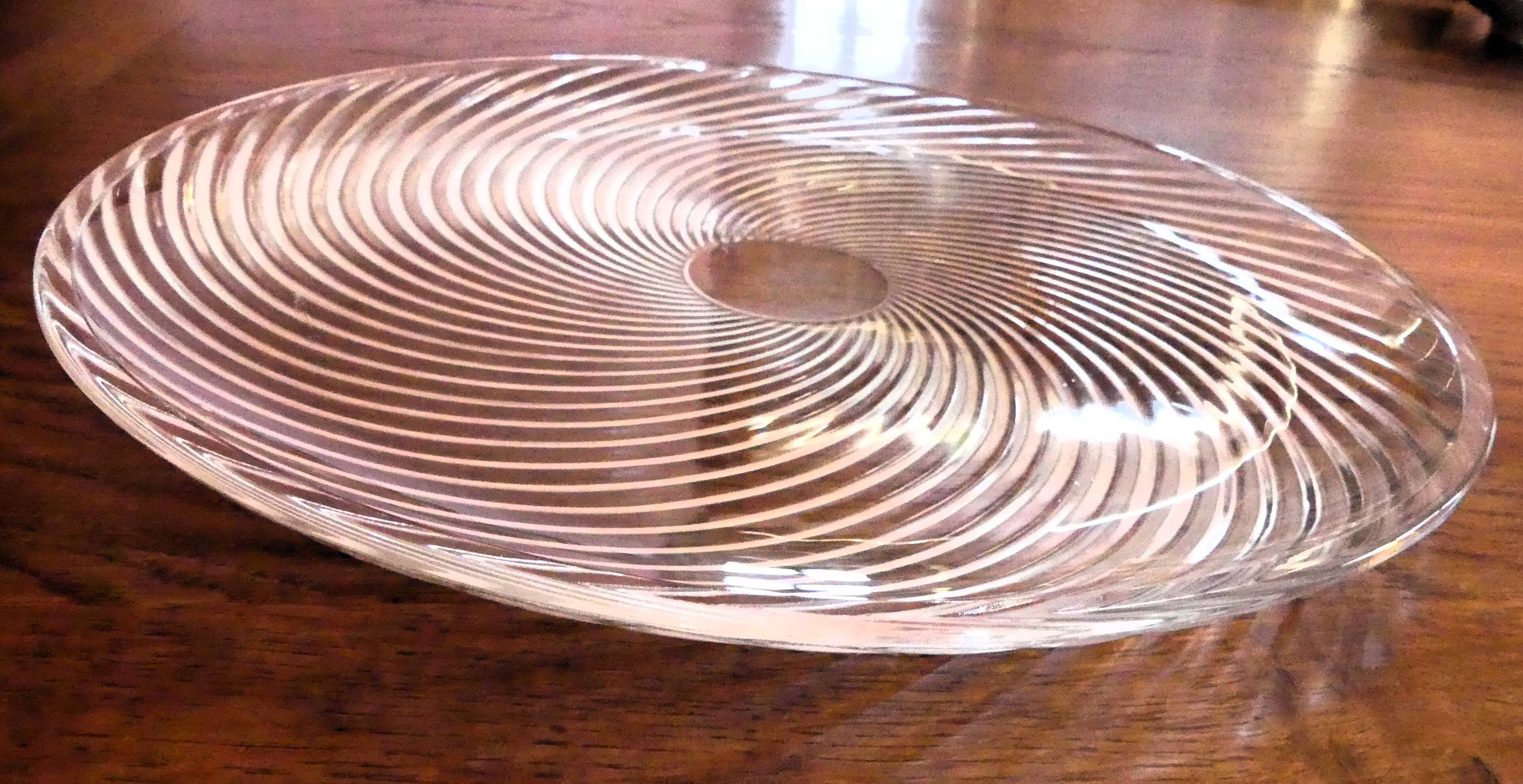 Set of 2 round serving dishes: Gien (Anthéor model) and Duralex.