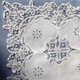 Long centerpiece in luxury lace