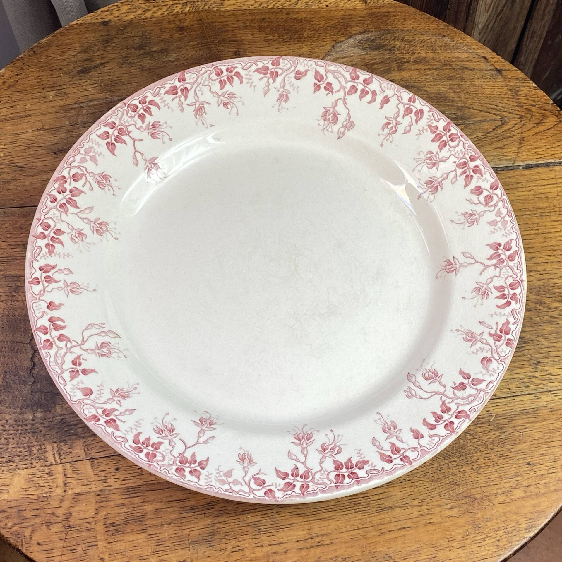 Plat rond en terre de fer