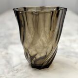 Petit vase en verre torsadé marron fonçé translucide