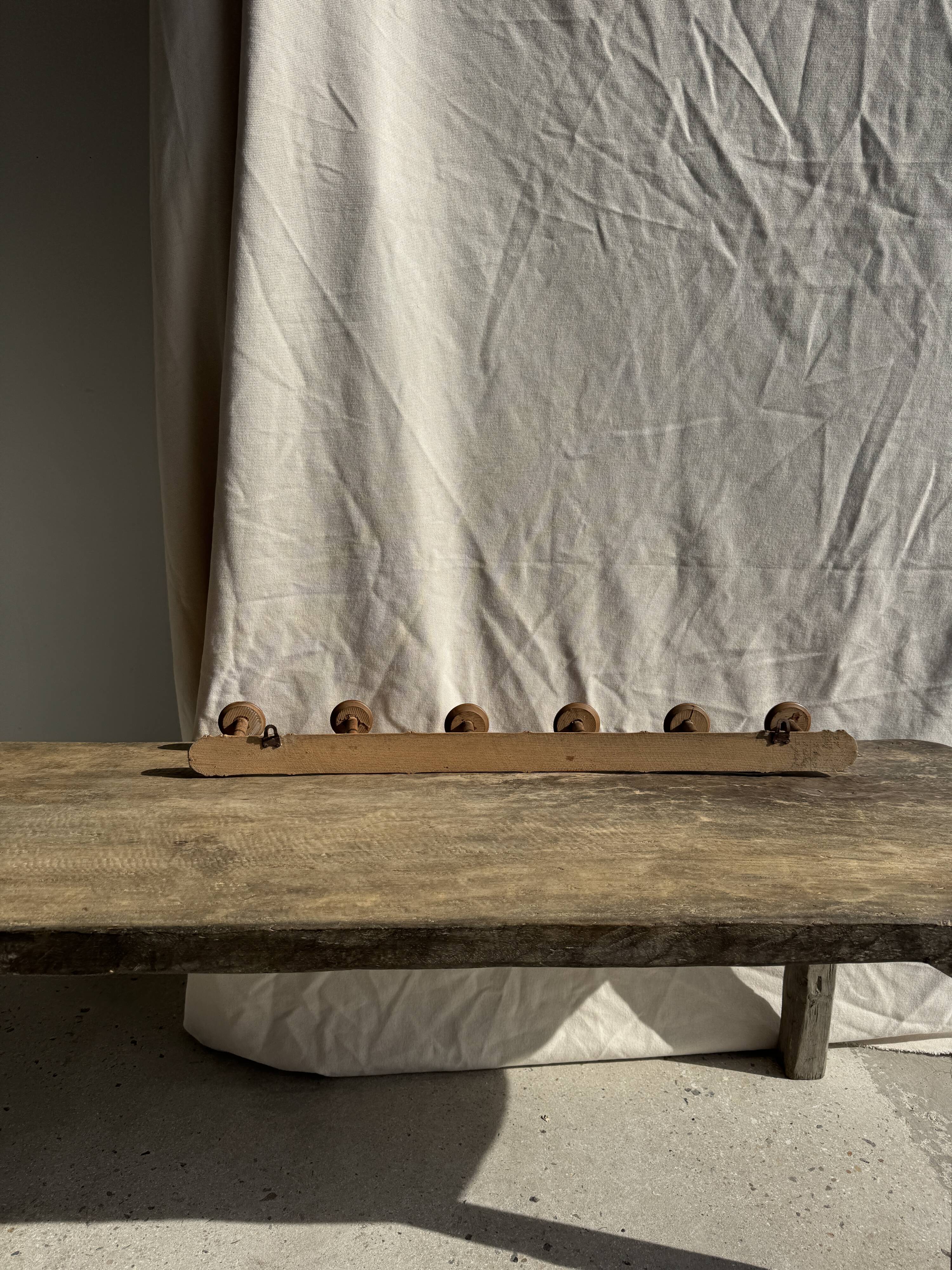 Large vintage wooden coat rack with 6 bamboo effect hooks L79