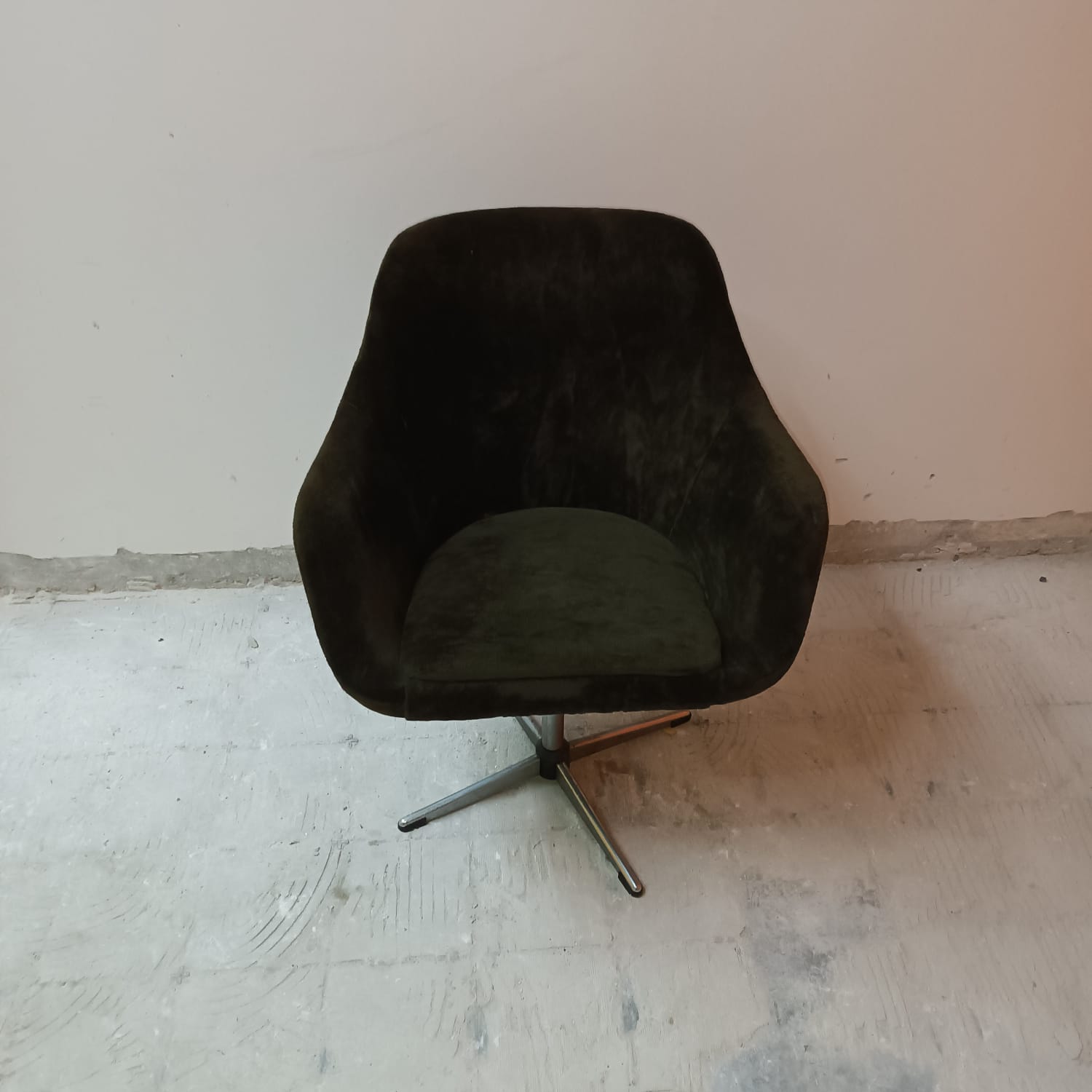 Pairs of vintage chairs from the 50s/60s swivel.