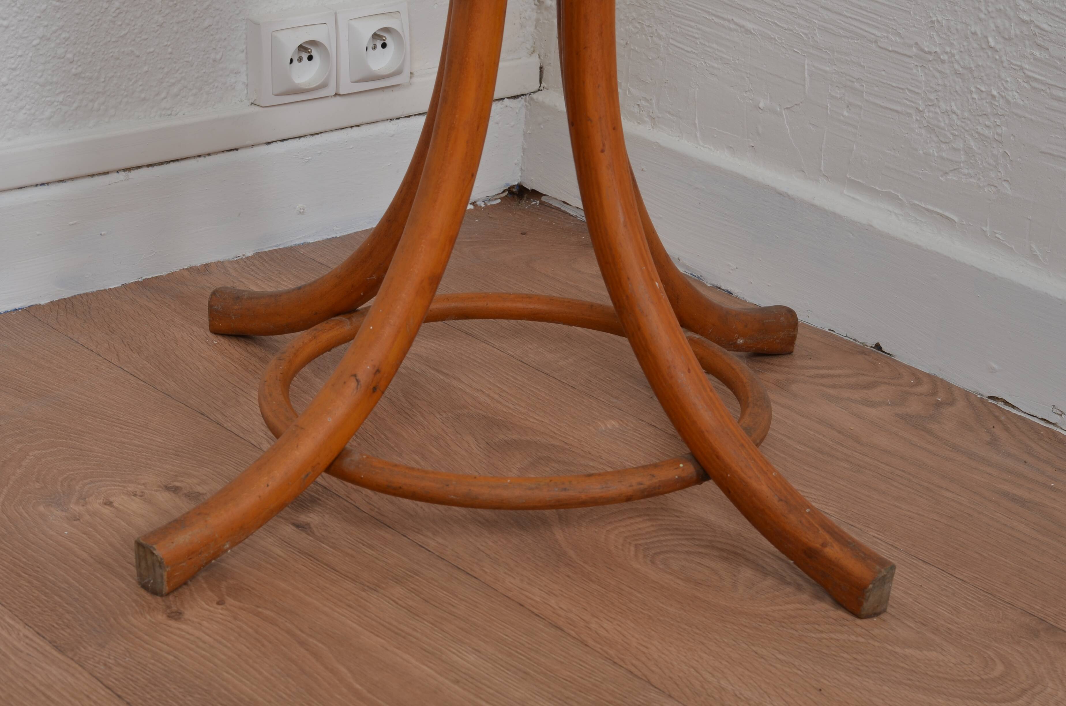Porte manteau perroquet en bois courbé
