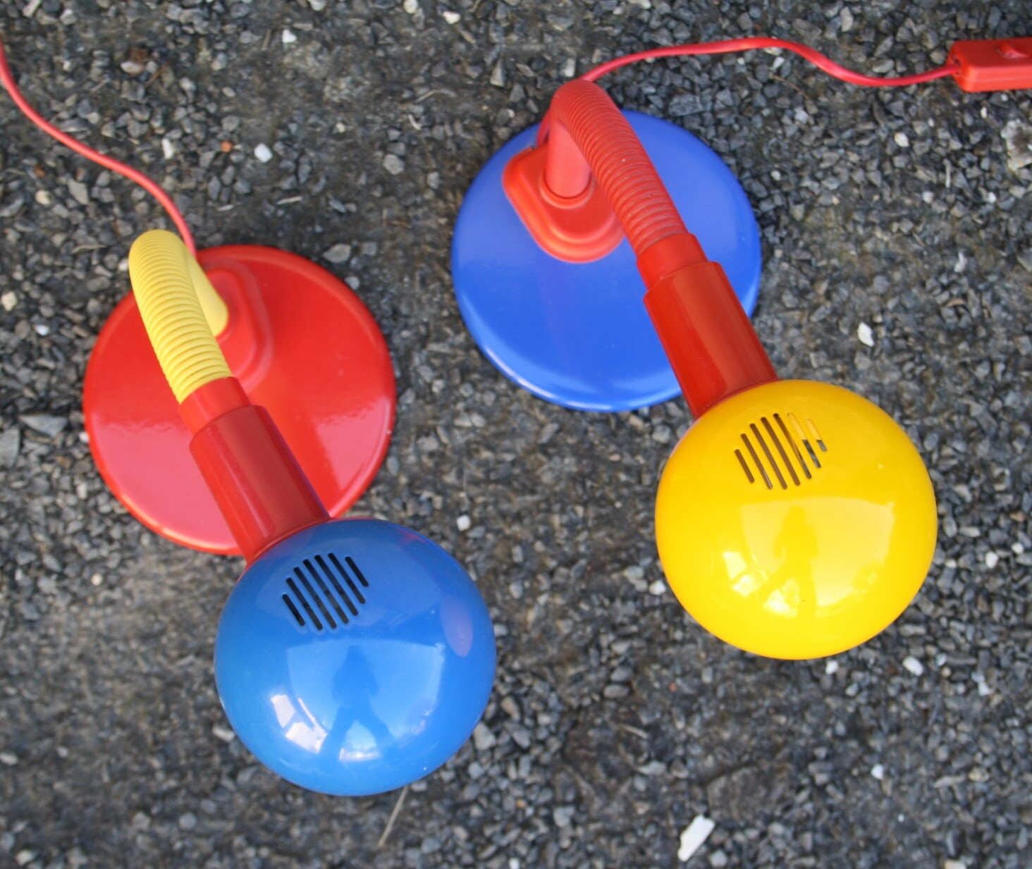 Deux lampes de bureau des années 80/90 en couleurs primaires