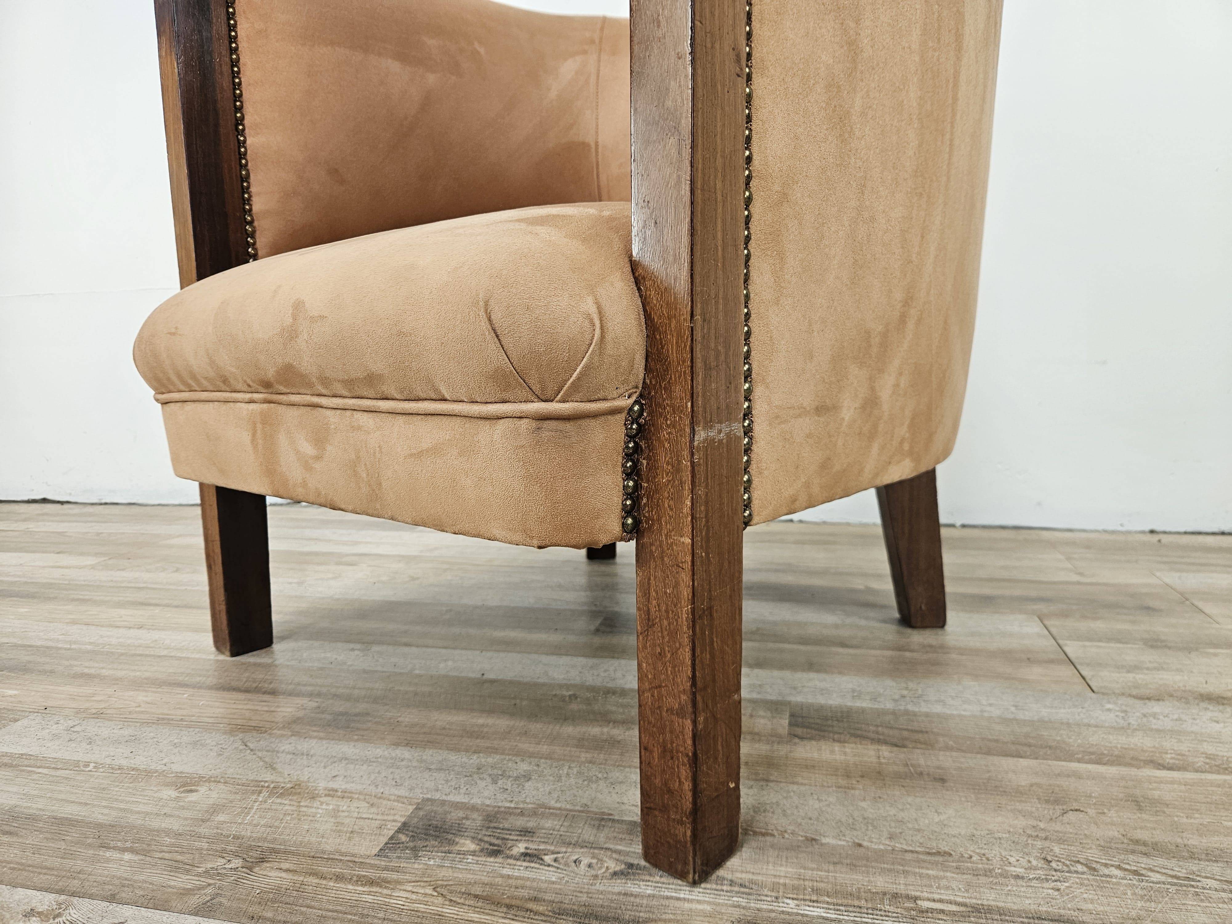 1940s Art Decò armchair in walnut and velvet