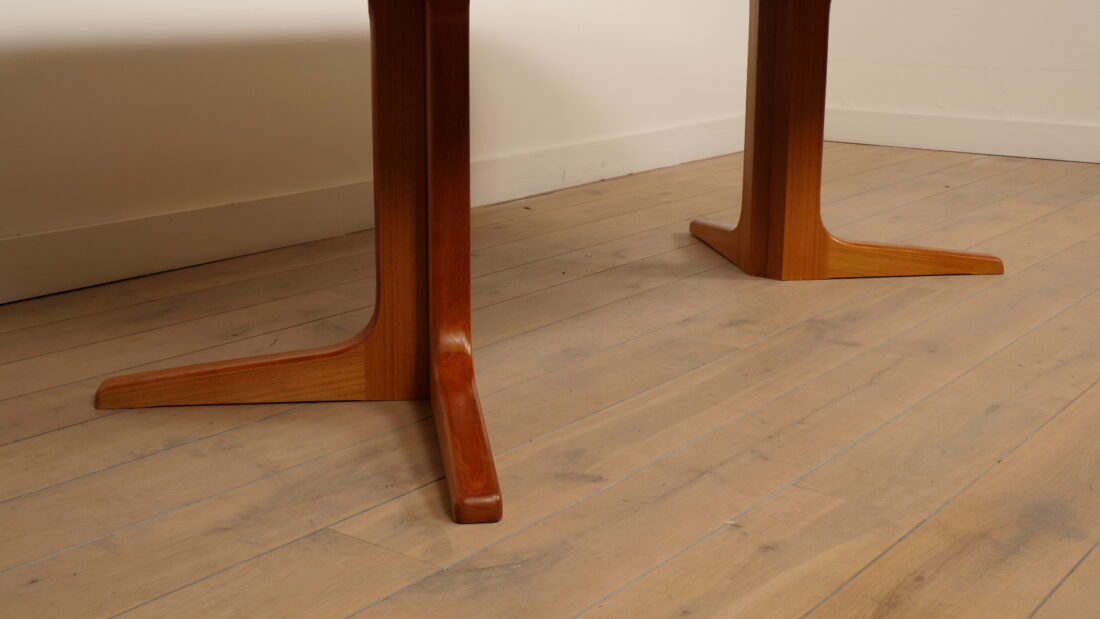 Vintage round dining table | extendable | teak | 120 cm - 220 cm