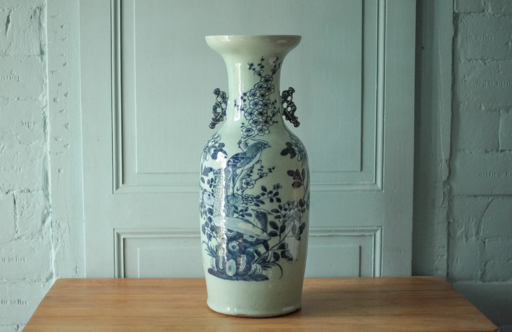 Large Chinese baluster vase in porcelain with bird and flower decoration.