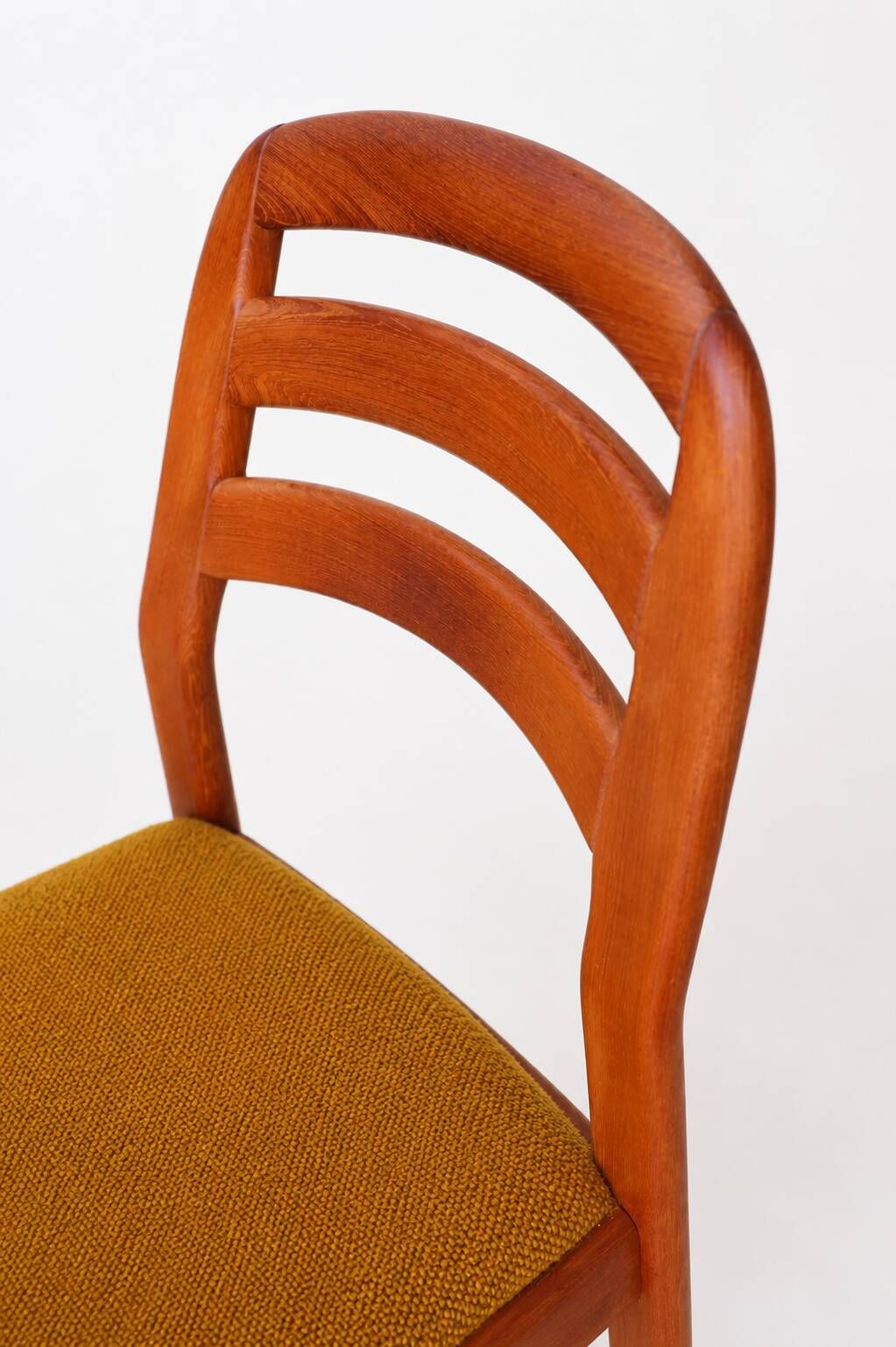 Dyrlund dining chair teakwood