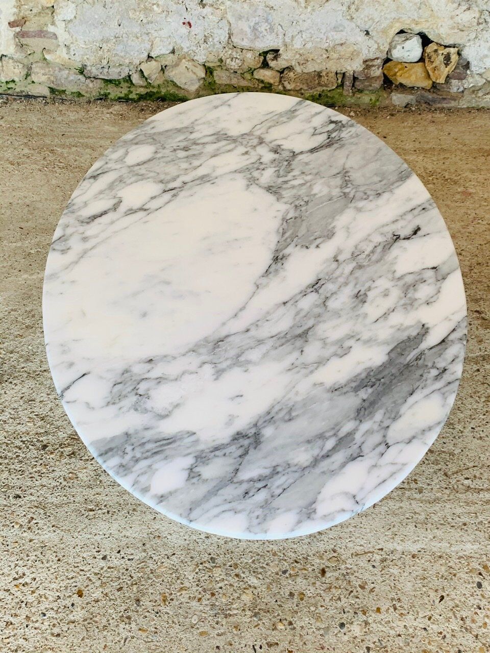 Eero Saarinen coffee table, oval, "Tulip" by Knoll International, circa 70's