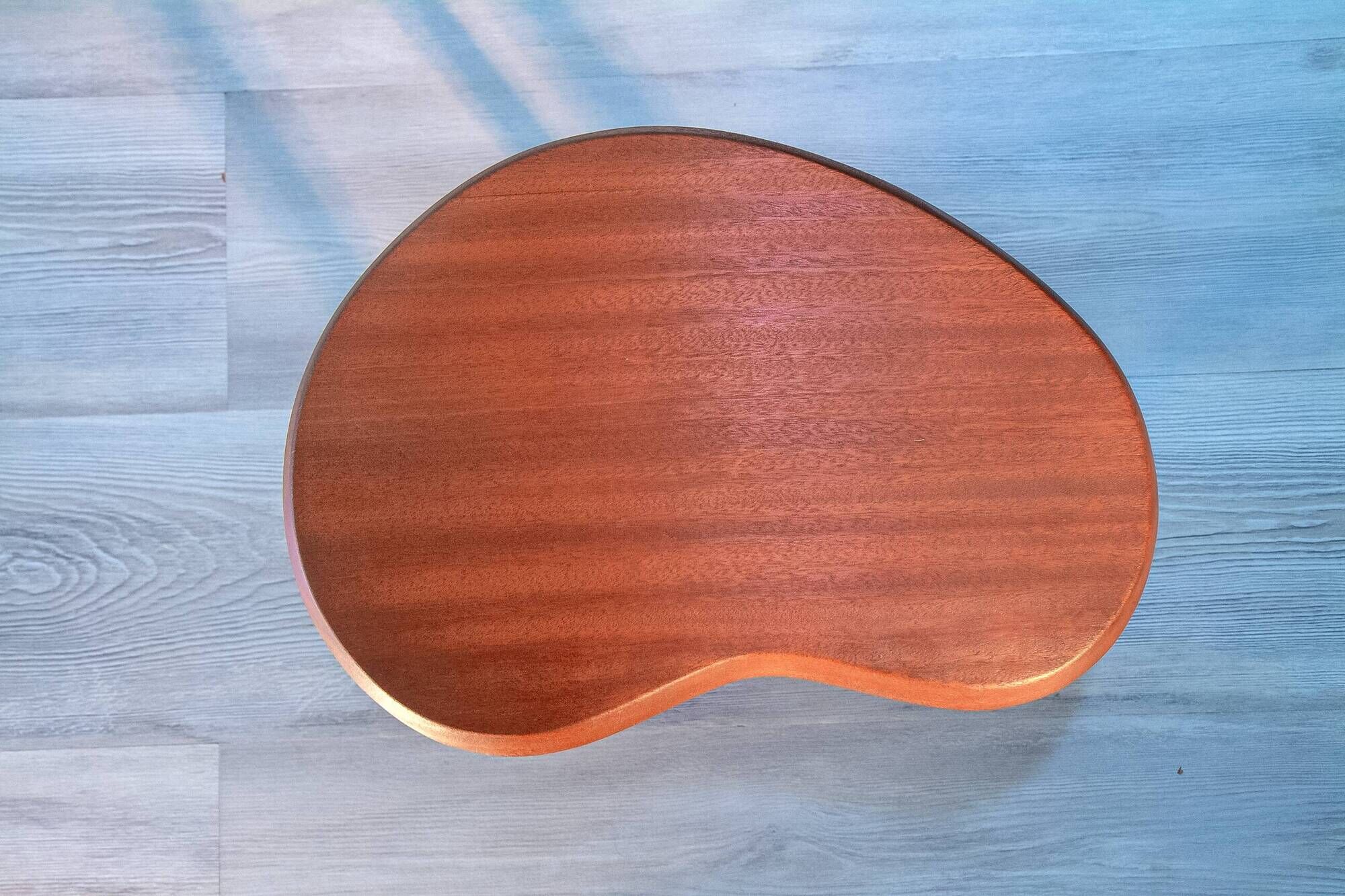 "Tripod plant stand 'bean', solid mahogany from the 1950s."