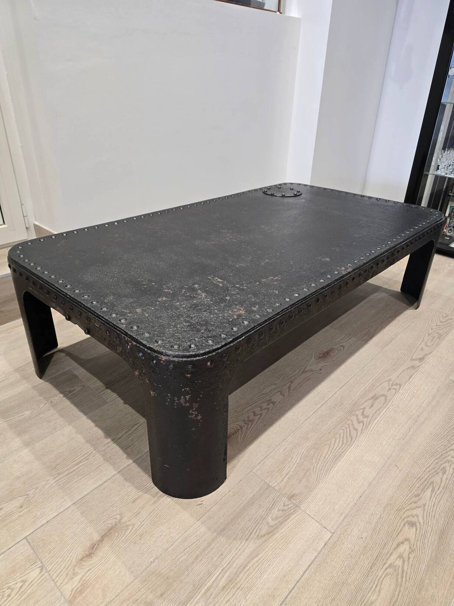 Industrial coffee table in riveted metal from around 1920 – black patina – 145 × 80 cm