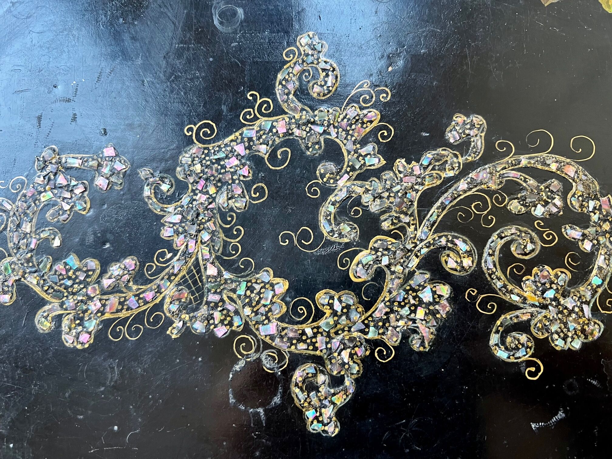 Gueridon bois laque noir Napoleon lll