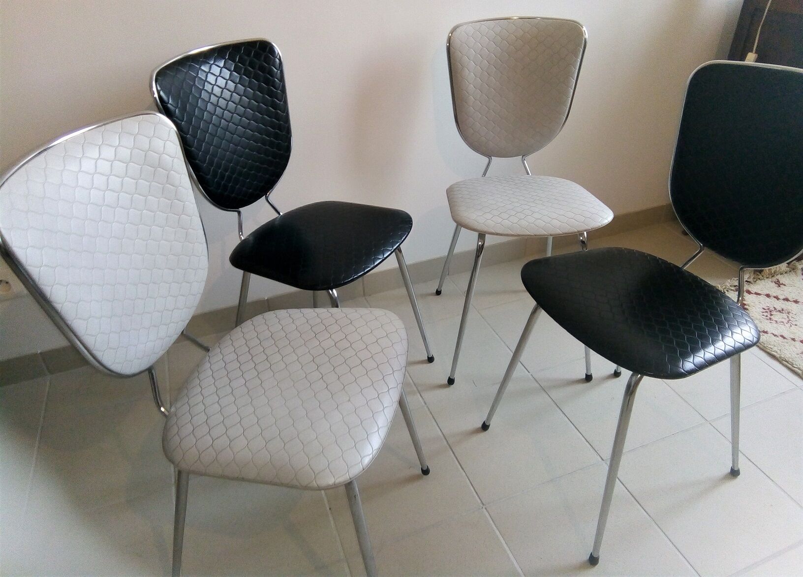 Lot de 4 chaises  soudexvinyl skai gauffré noir et blanc
