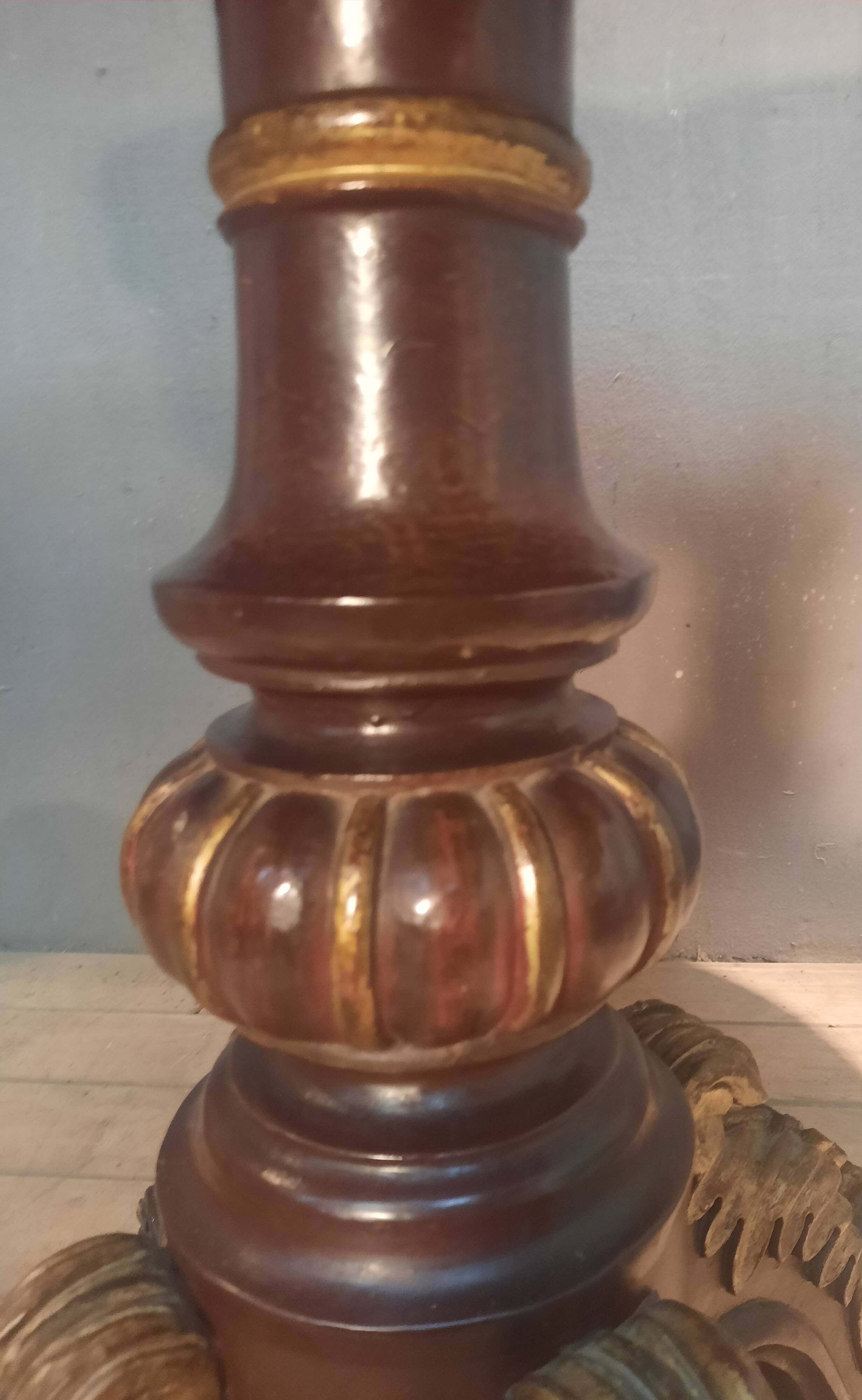 Guéridon with a polylobed top in Far Eastern lacquer.