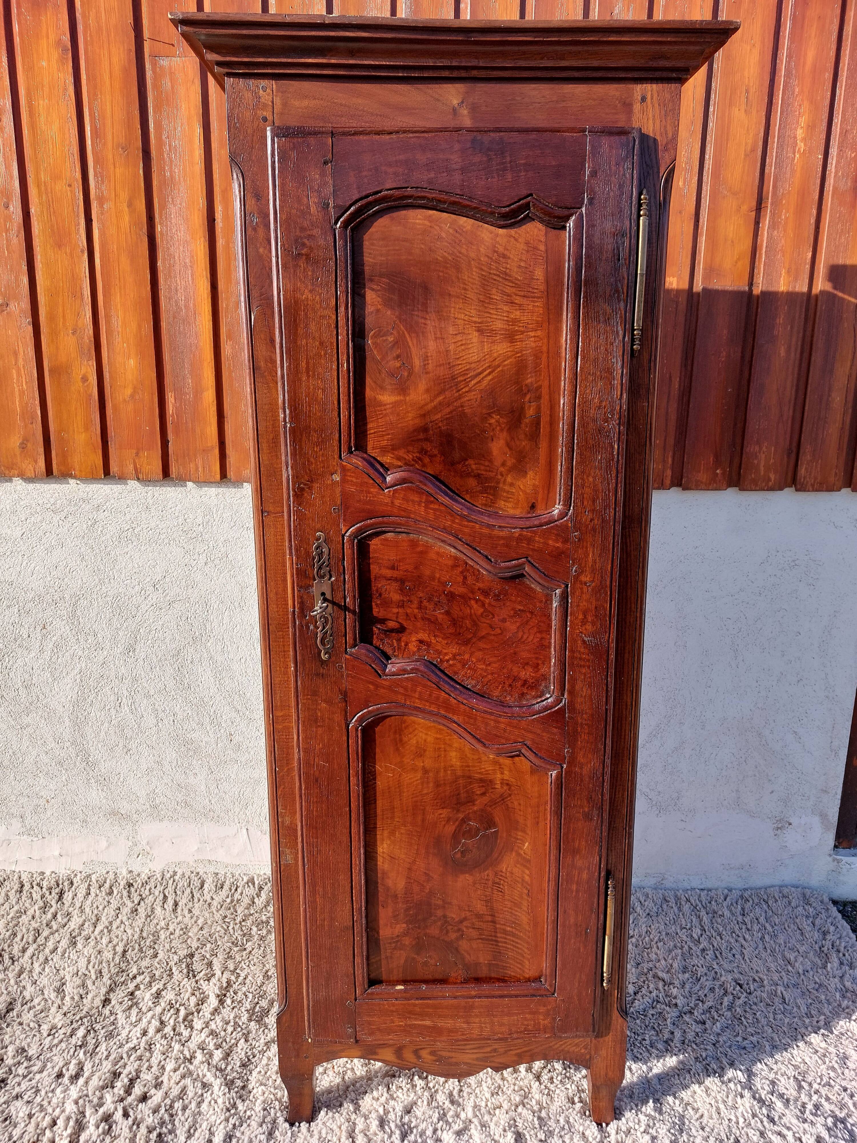 1-door wardrobe, man standing