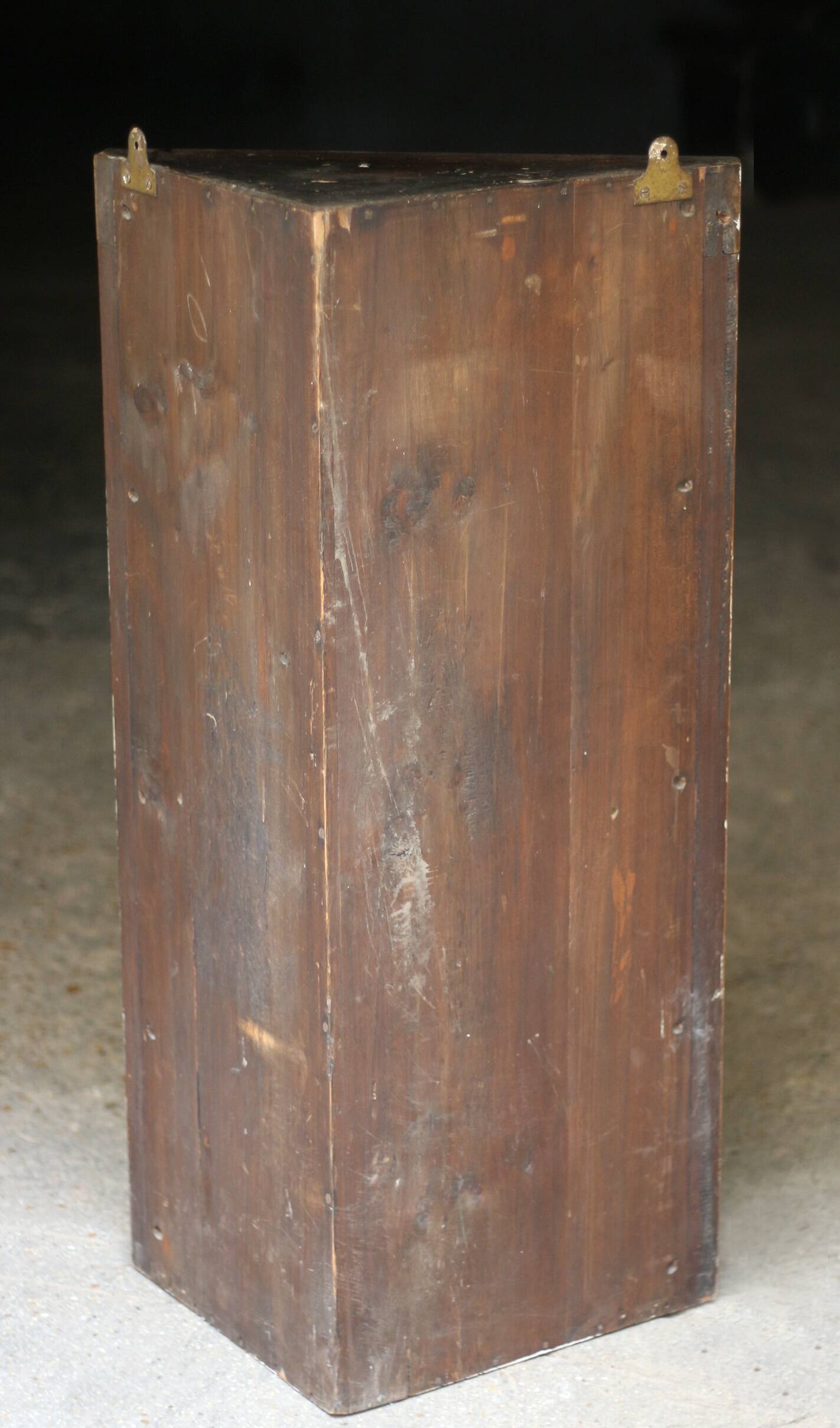 Adorable corner display cabinet in mahogany from the 29th century.