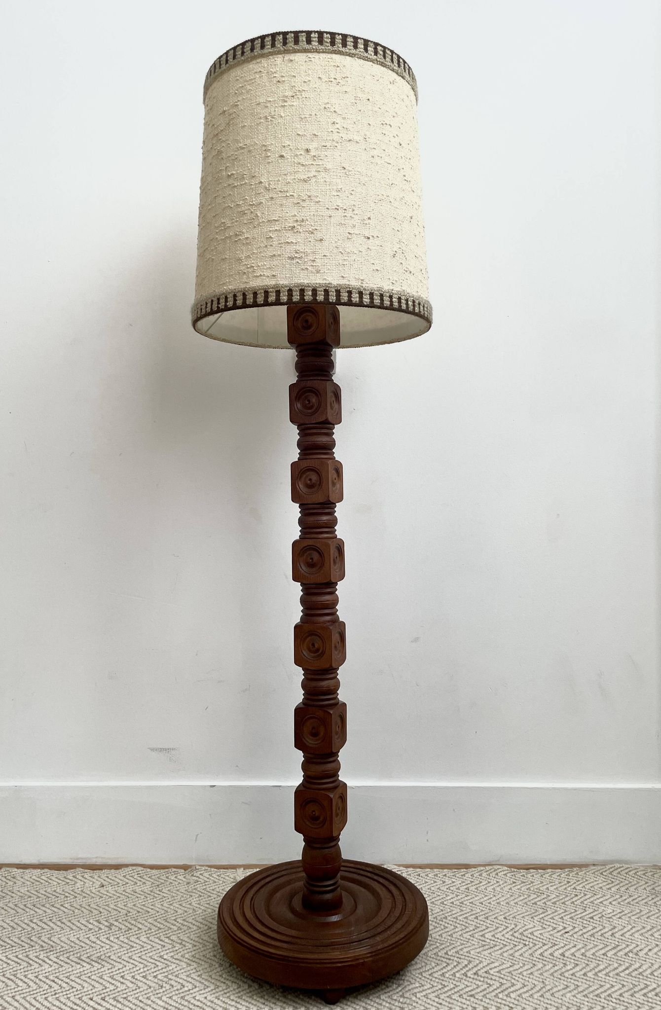 Brutalist floor lamp in turned wood, in the style of Charles Dudouyt.
