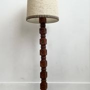 Brutalist floor lamp in turned wood, in the style of Charles Dudouyt.