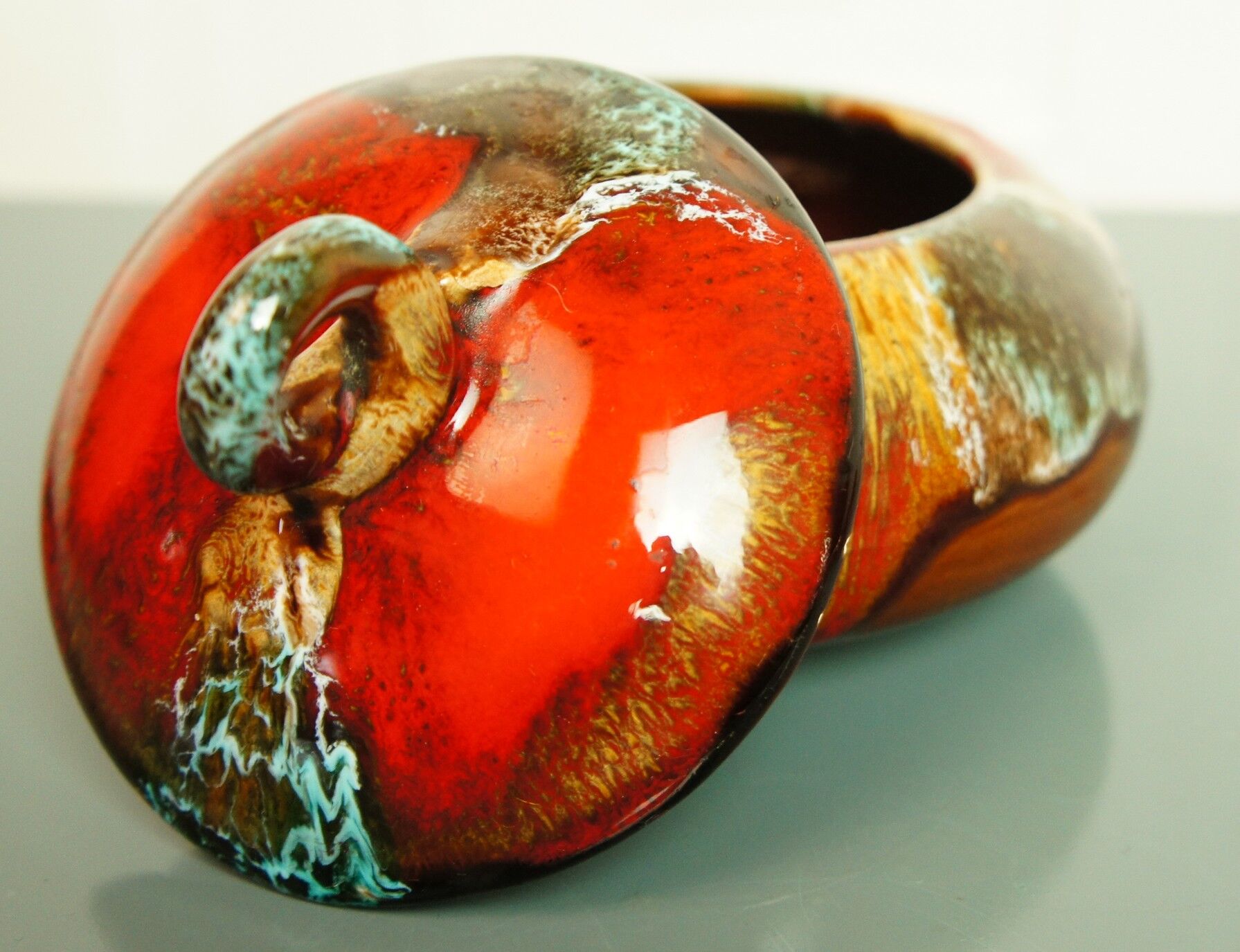 Round box in glazed ceramic