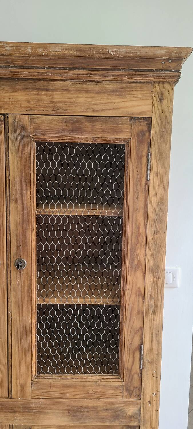 Wooden mesh linen cupboard