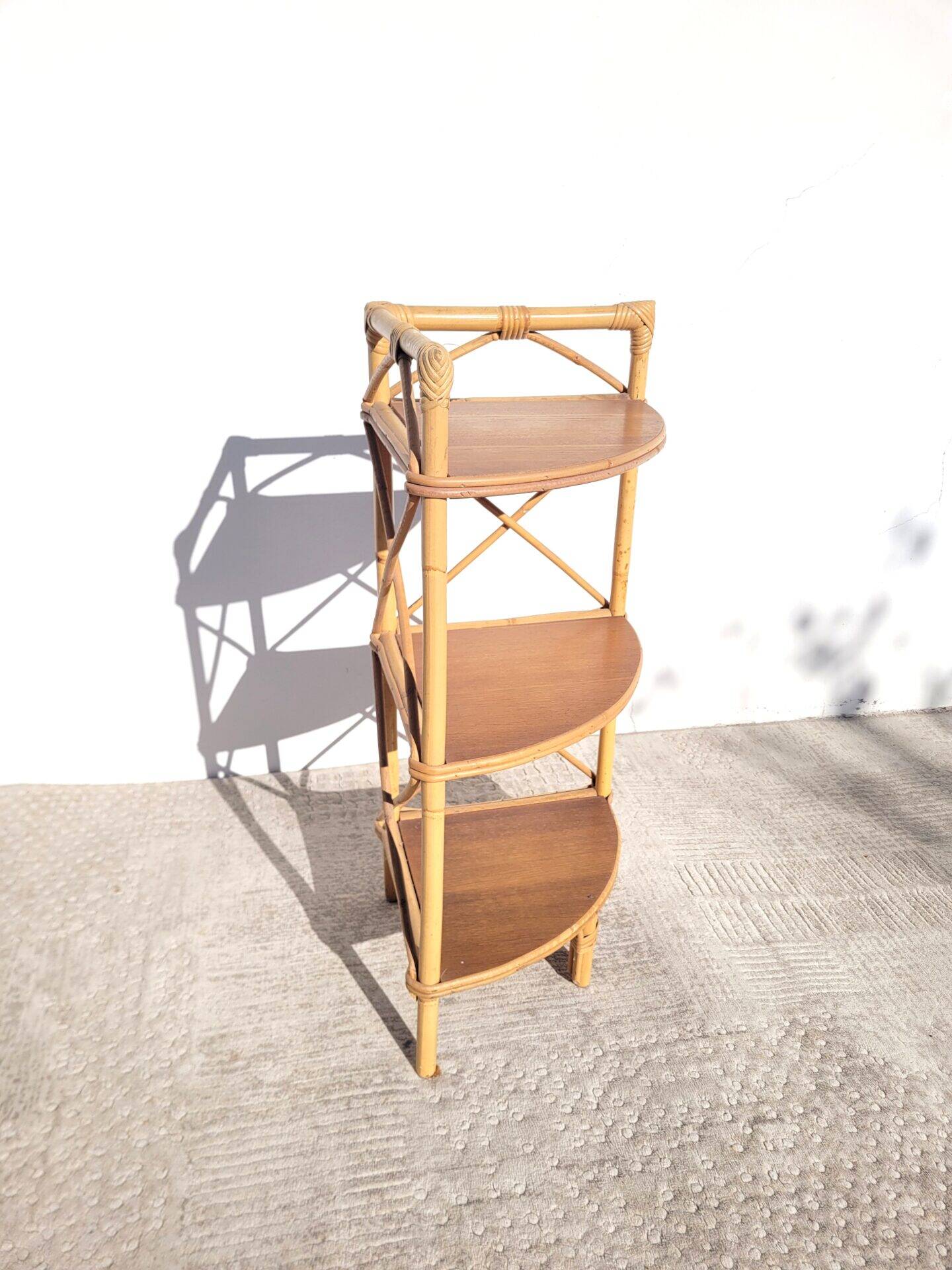 Corner rattan shelf with 3 wooden shelves
