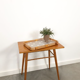 Plateau en rotin vintage avec fleurs