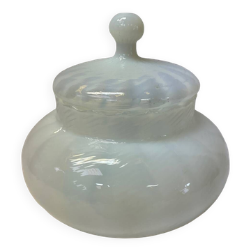 Bonbonnière en opaline blanche