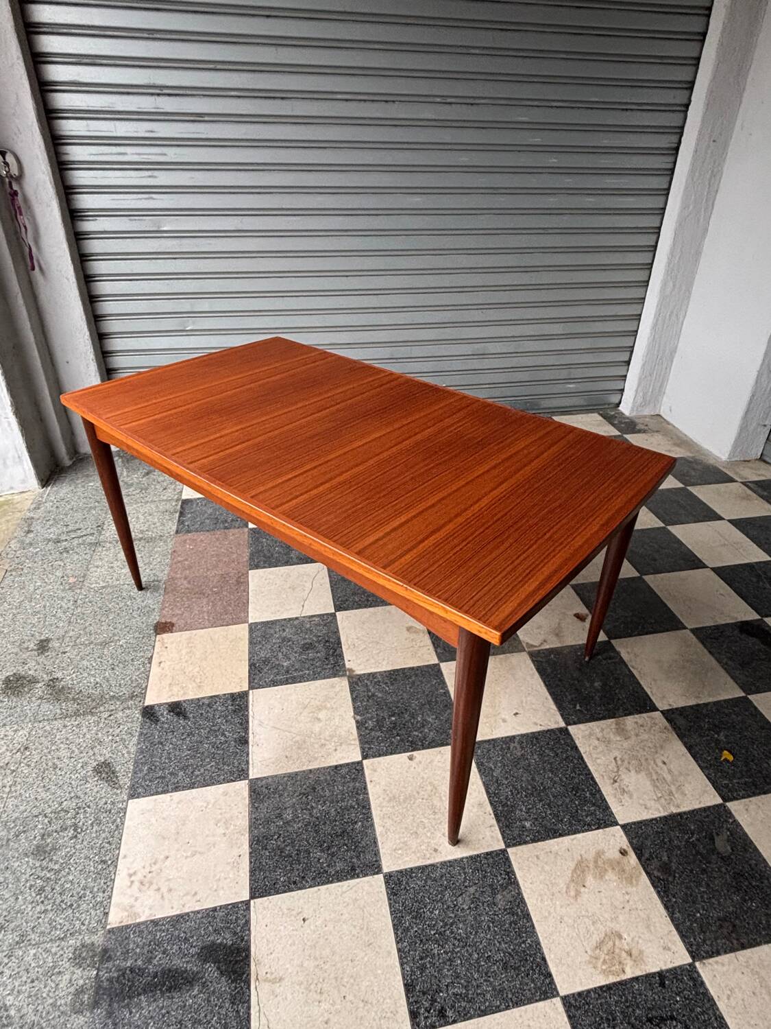 Extendable teak table