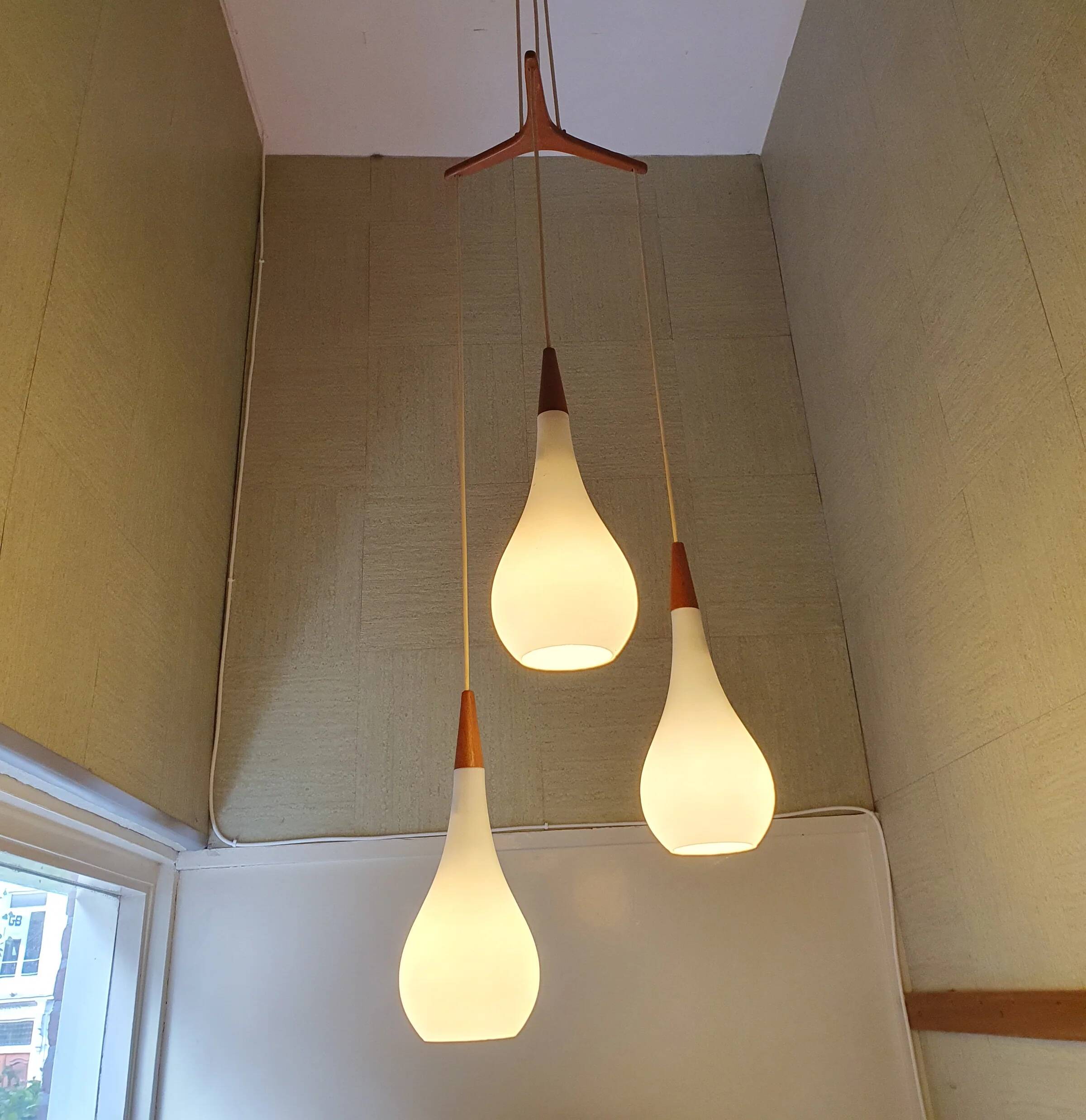 Holmegaard - Michael Bang - triangle Raindrop pendant lamp - Opal white - Teak - Midcentury design cluster pendant light