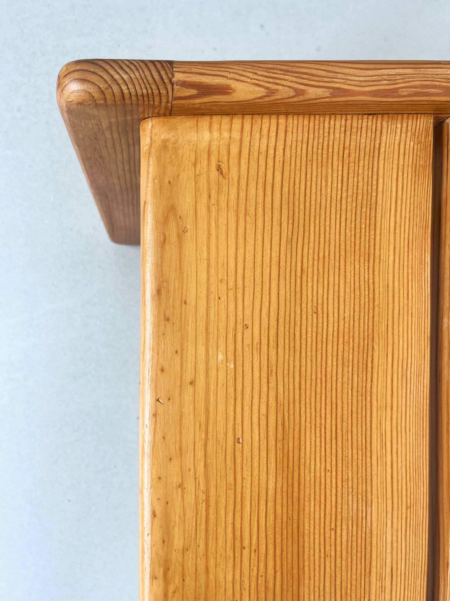 table basse en pin brutaliste