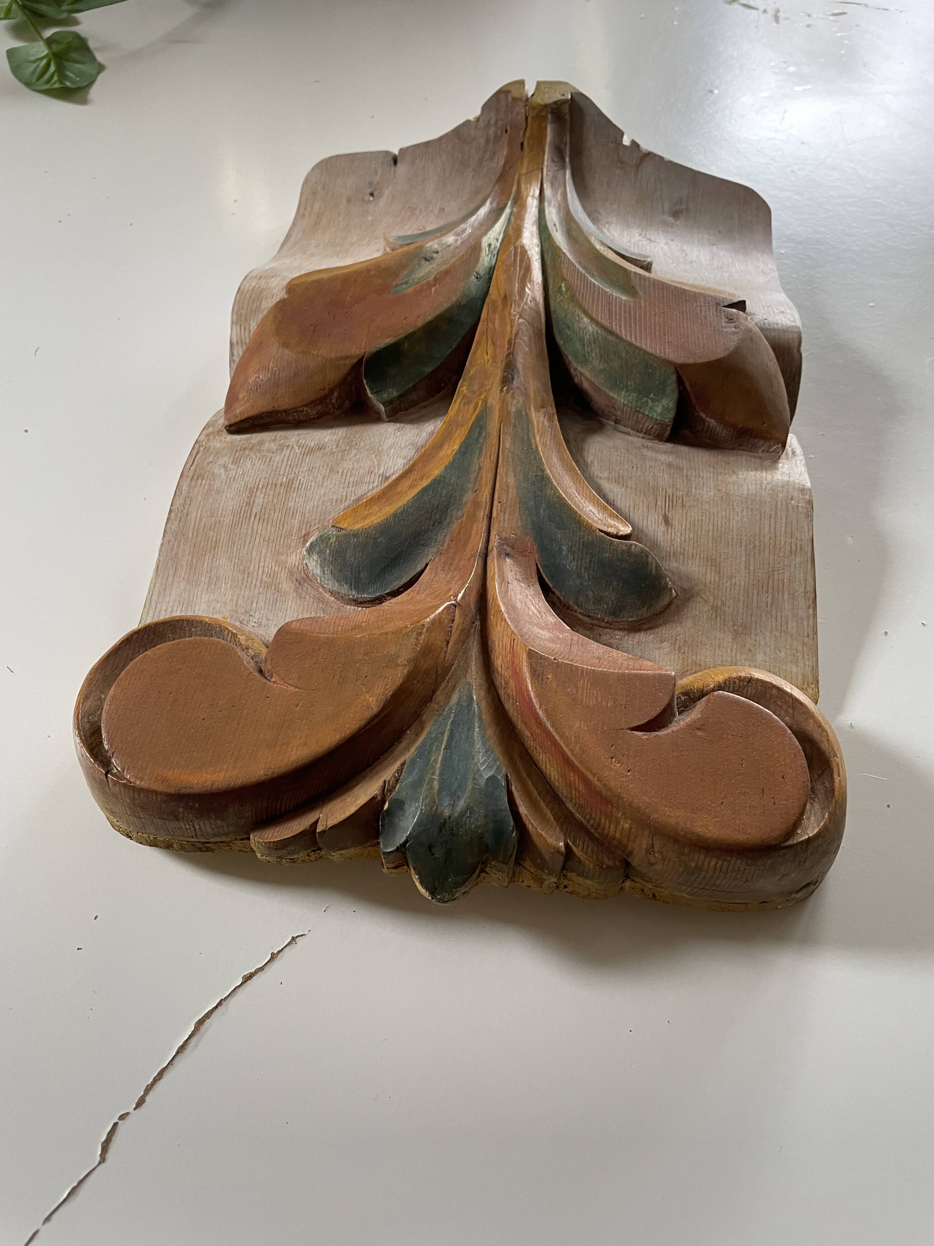 Panneau ancien en bois sculpté au décor de feuillage