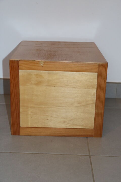 2 pine veneer bedside tables
